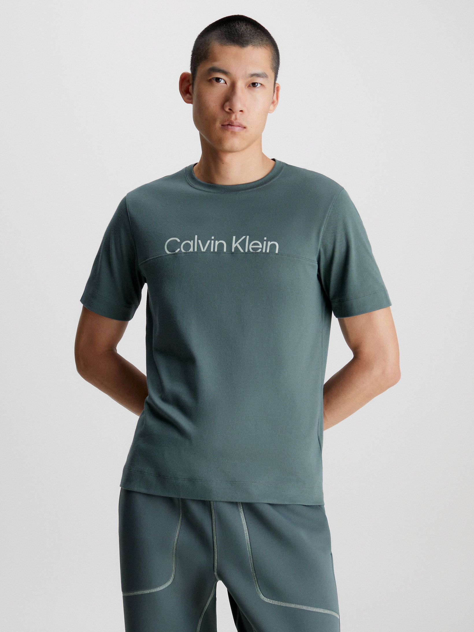 Акція на Футболка чоловіча Calvin Klein 00GMF3K133-CEG S Темно-сіра від Rozetka