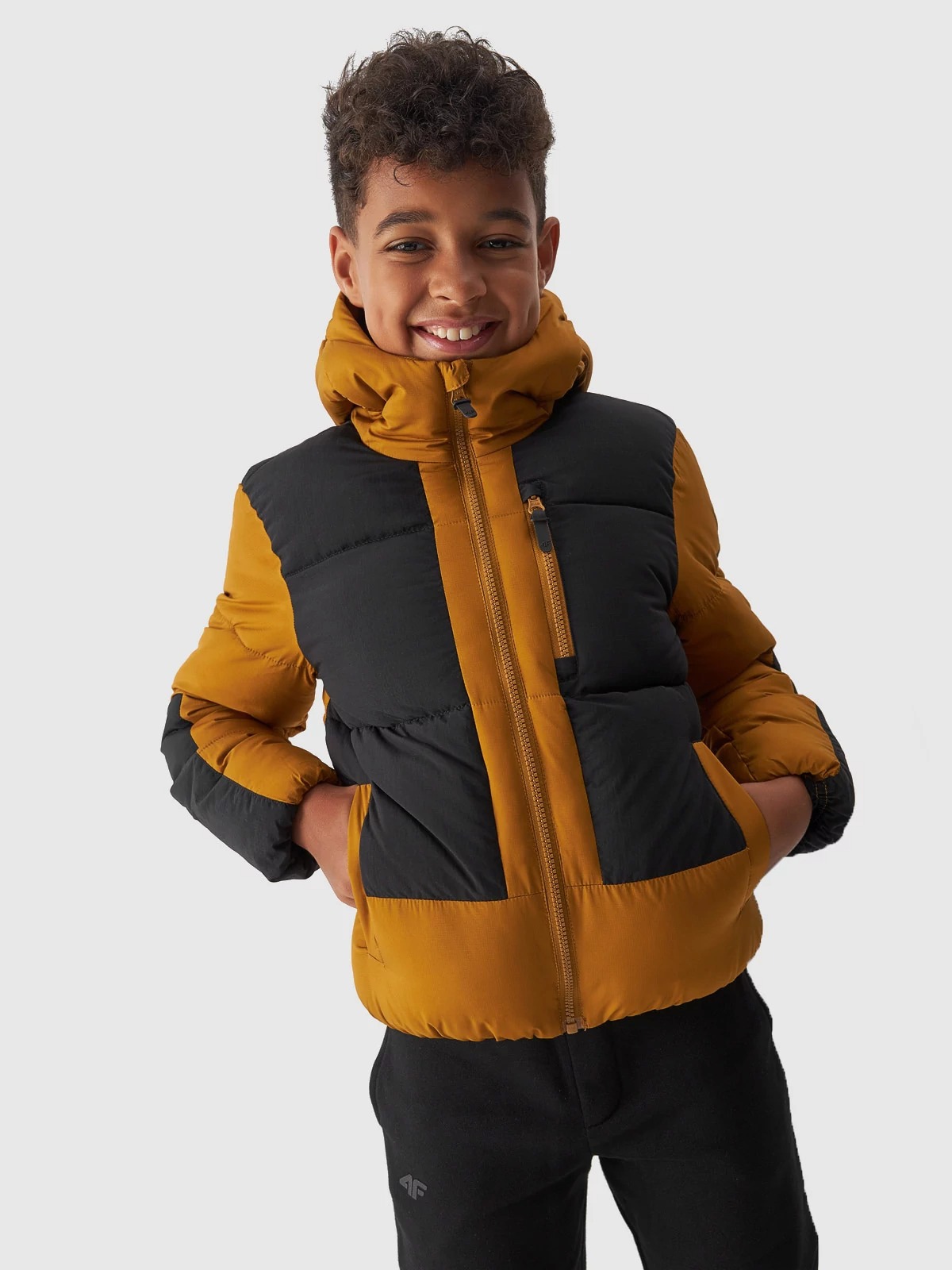 Акція на Підліткова зимова куртка для хлопчика 4F 4FJAW23TDJAM276-82S 146 см Коричнева від Rozetka