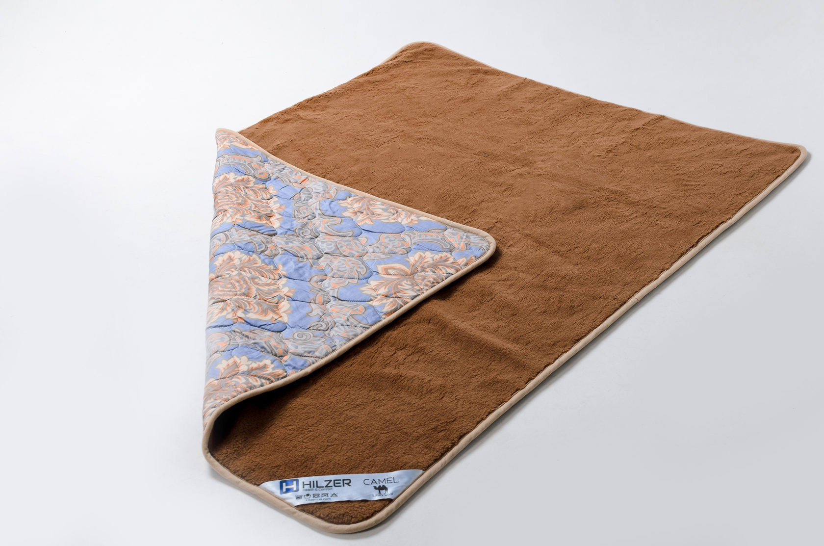 

Одеяло из верблюжей шерсти и натурального хлопка 240х200 CAMEL/SATIN Hilzer цвет Коричневый/Синий с принтом