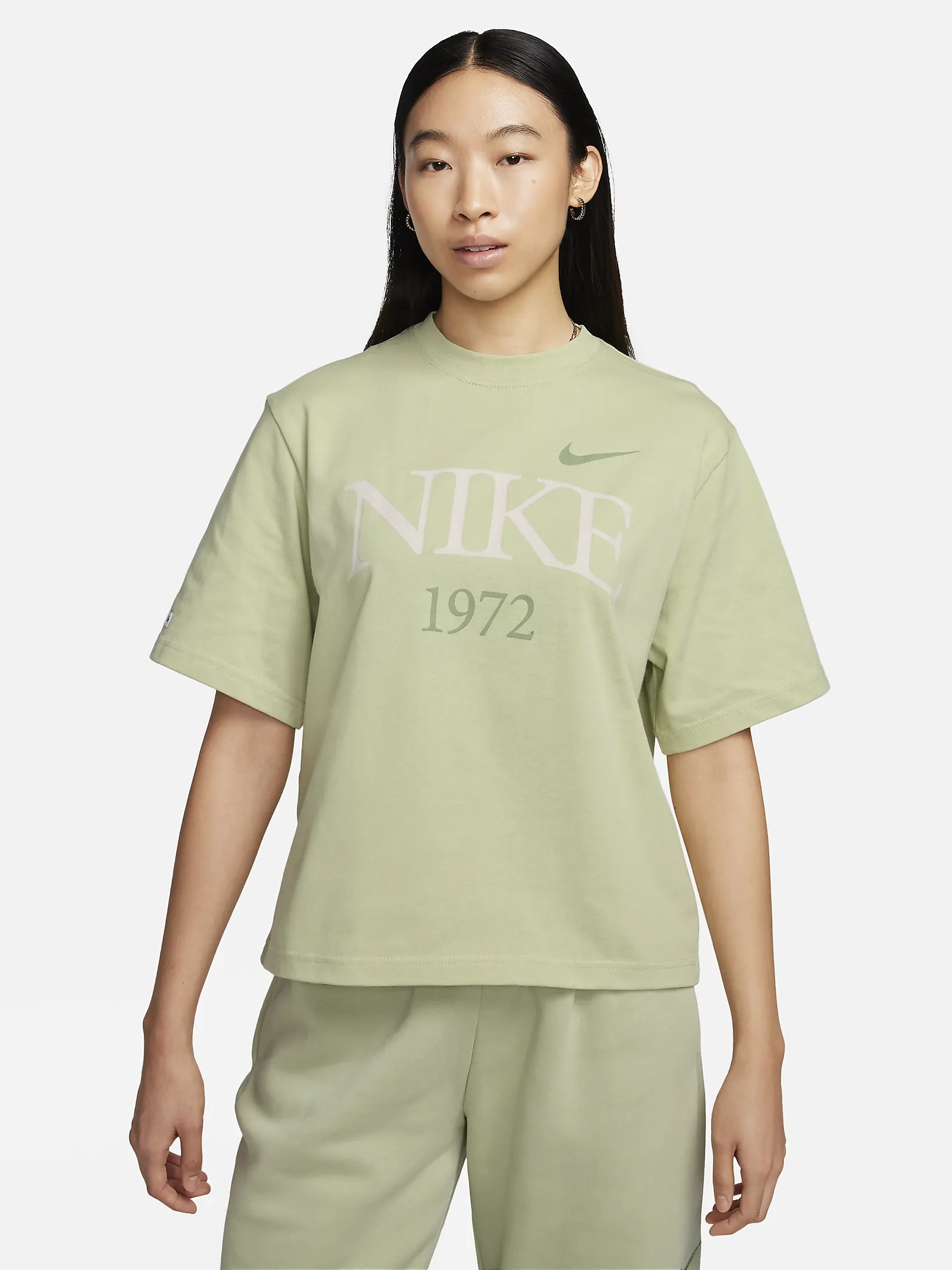 Акція на Футболка оверсайз женская Nike Tee Classics Boxy FQ6600-371 S Оливковая Аура від Rozetka