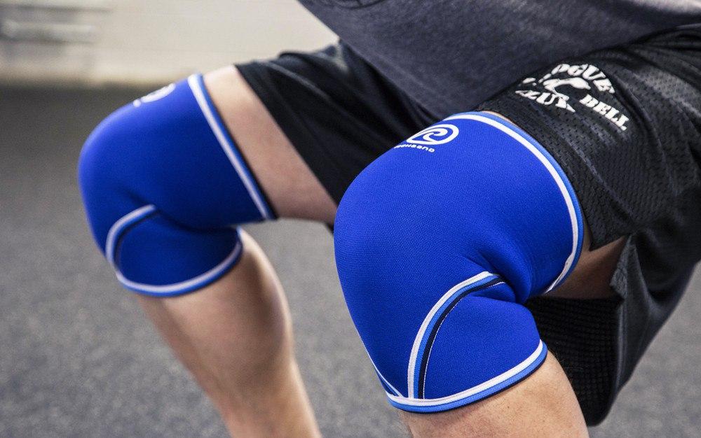 Knee sleeves. Наколенники Rehband 7 мм. Наколенники a7 для пауэрлифтинга. Наколенники для штангистов. Наколенники для приседа.