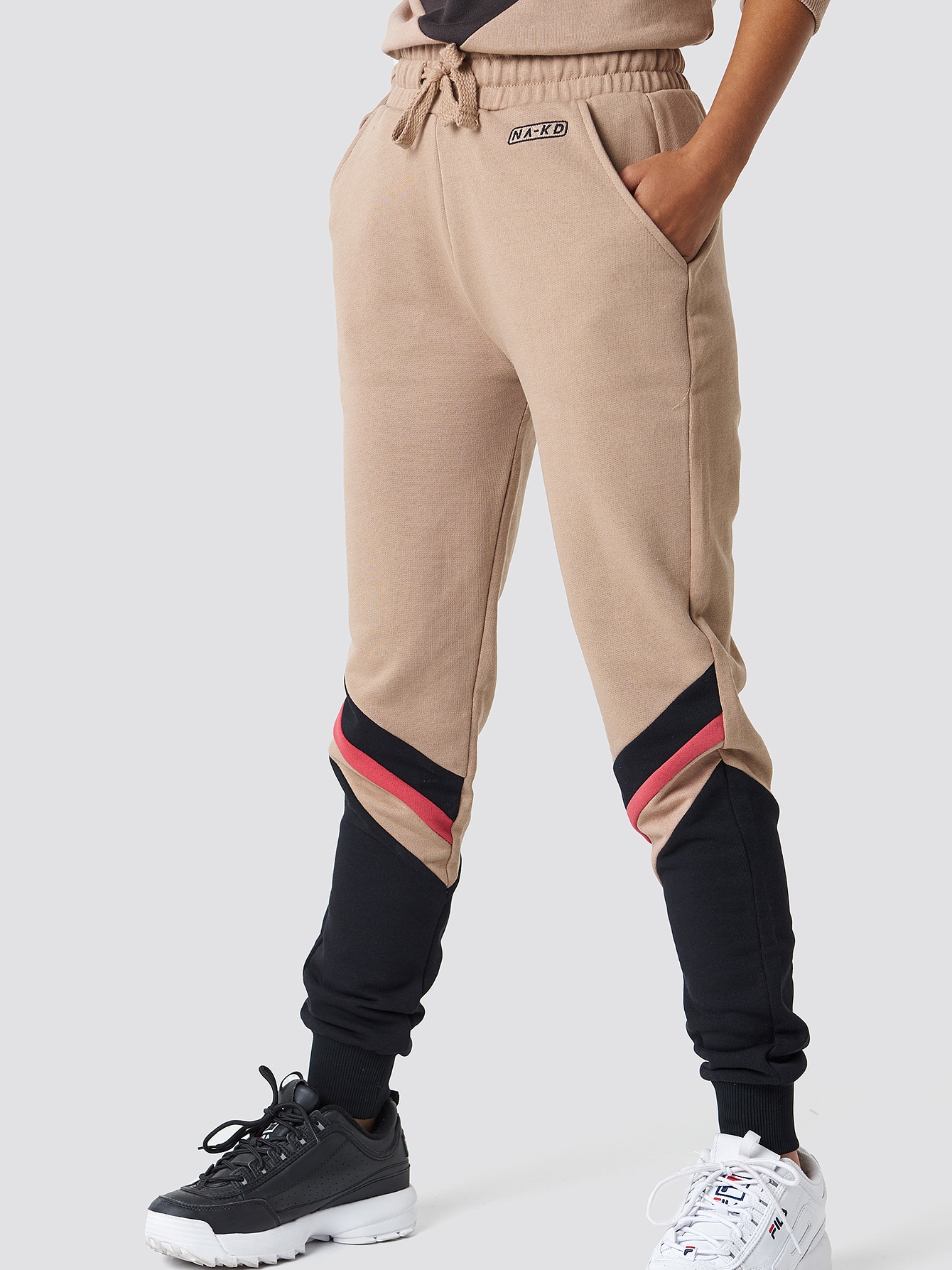 Акція на Спортивні штани жіночі NA-KD 1018-001552-5270 XS Бежеві від Rozetka