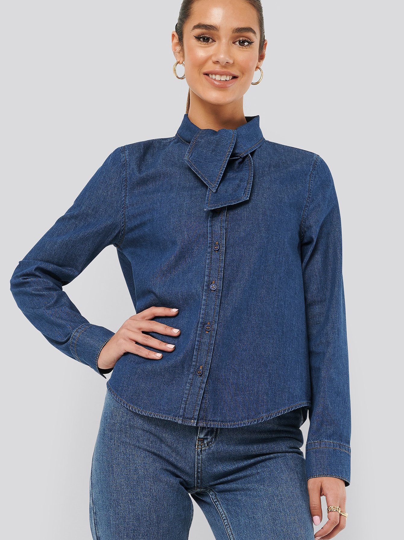 Акція на Сорочка джинсова жіноча NA-KD 1018-005186-0116 XS Синя від Rozetka