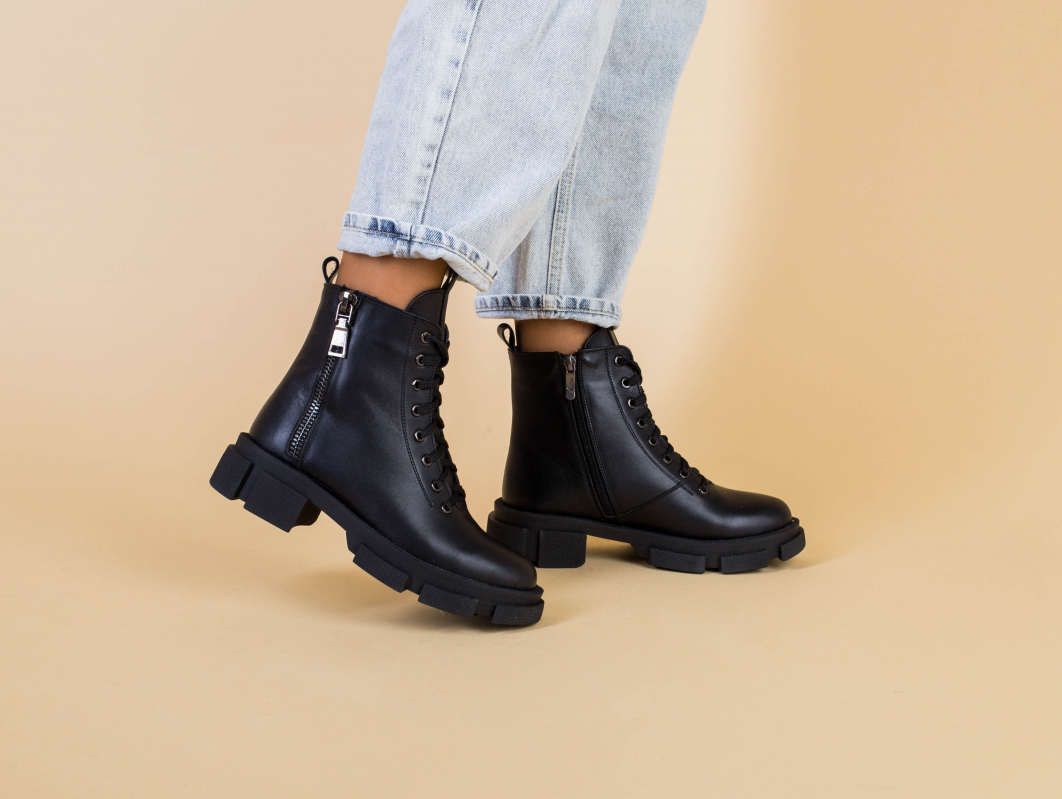 

Ботинки женские кожаные на шнурках и с замком зимние LuxuryShoes 6715-1з/40 Черный