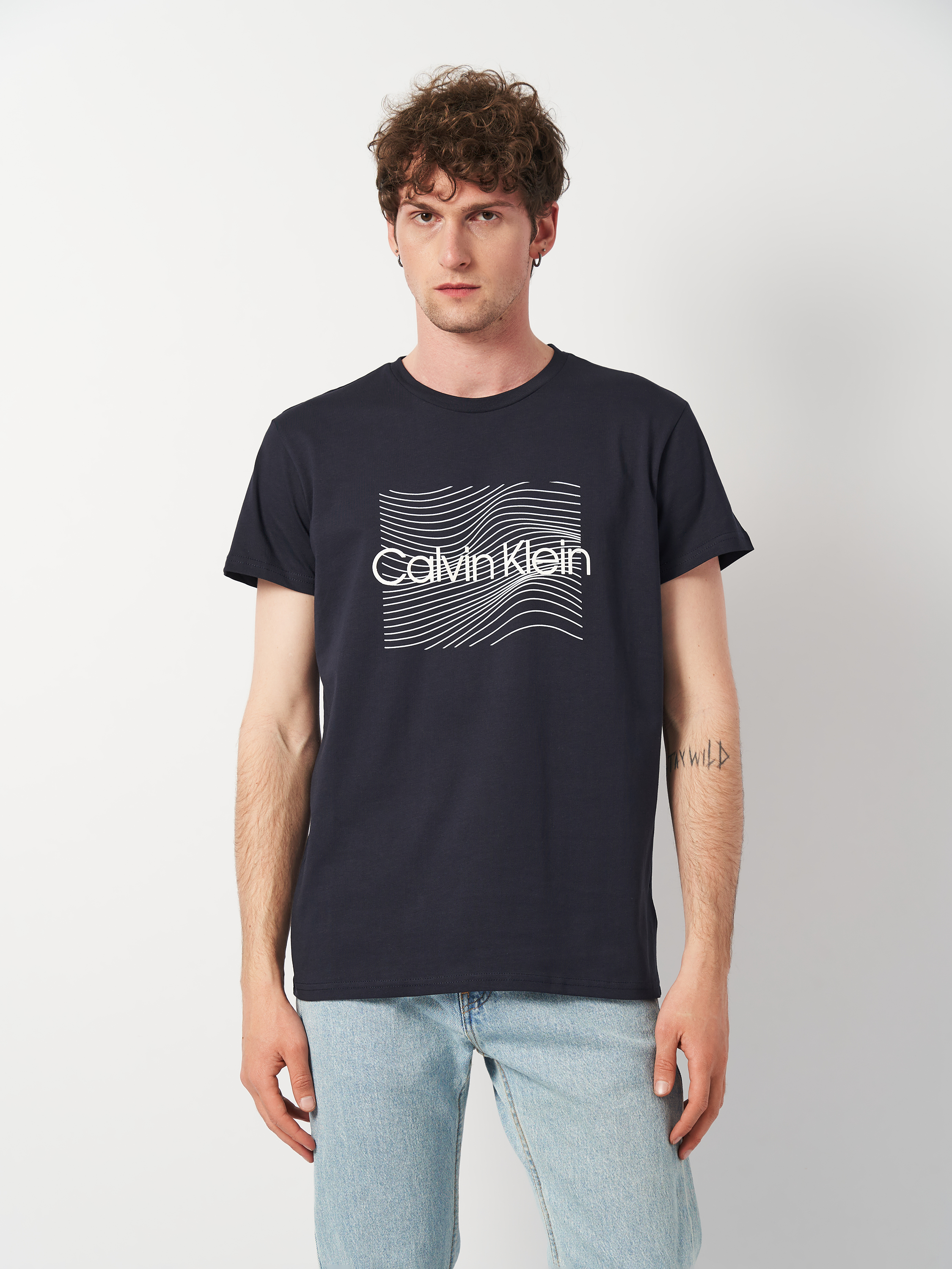 Акція на Футболка бавовняна довга чоловіча Calvin Klein Jeans 11335.3 L (48) Темно-синя від Rozetka