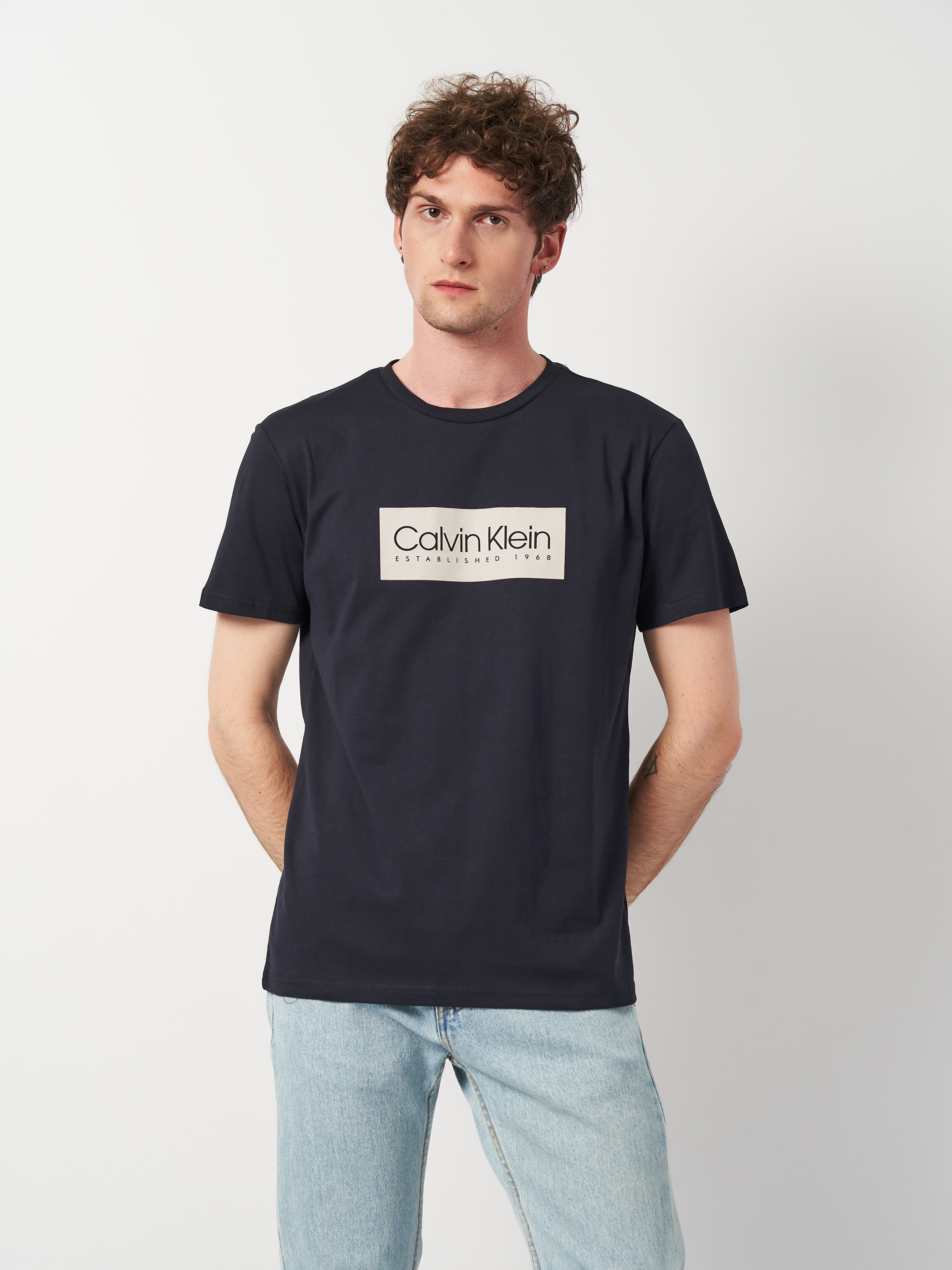 Акція на Футболка бавовняна довга чоловіча Calvin Klein Jeans 11337.3 S (44) Темно-синя від Rozetka