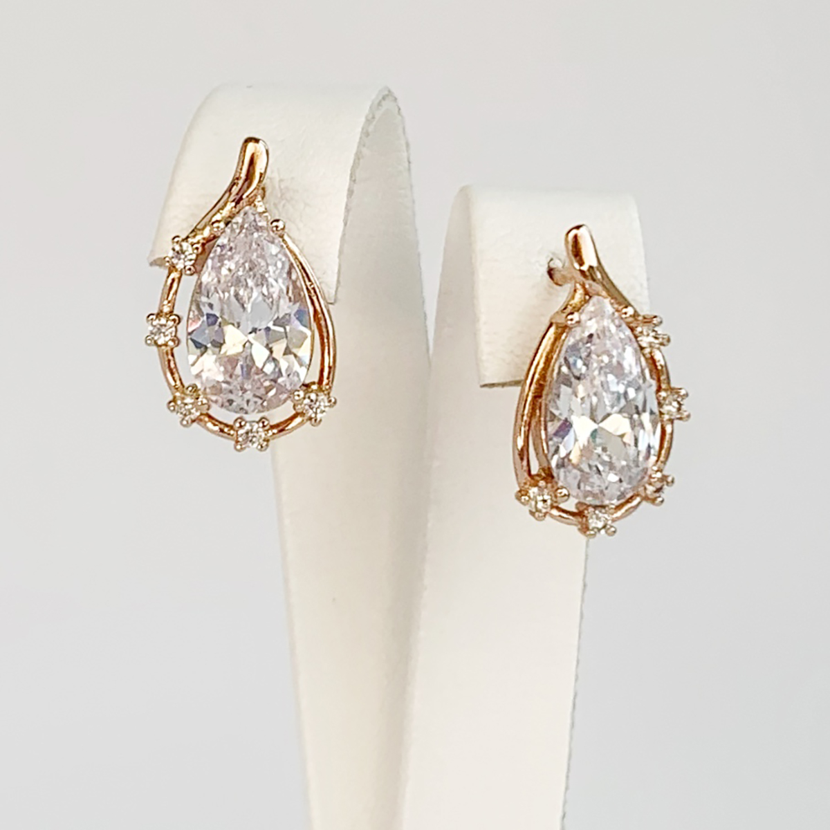 

Серьги Xuping из медицинского золота, белые фианиты, позолота PO, 24950