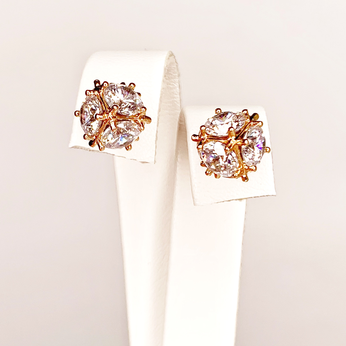 

Серьги-пуссеты Xuping из медицинского золота, белые фианиты, позолота 18K, 24934