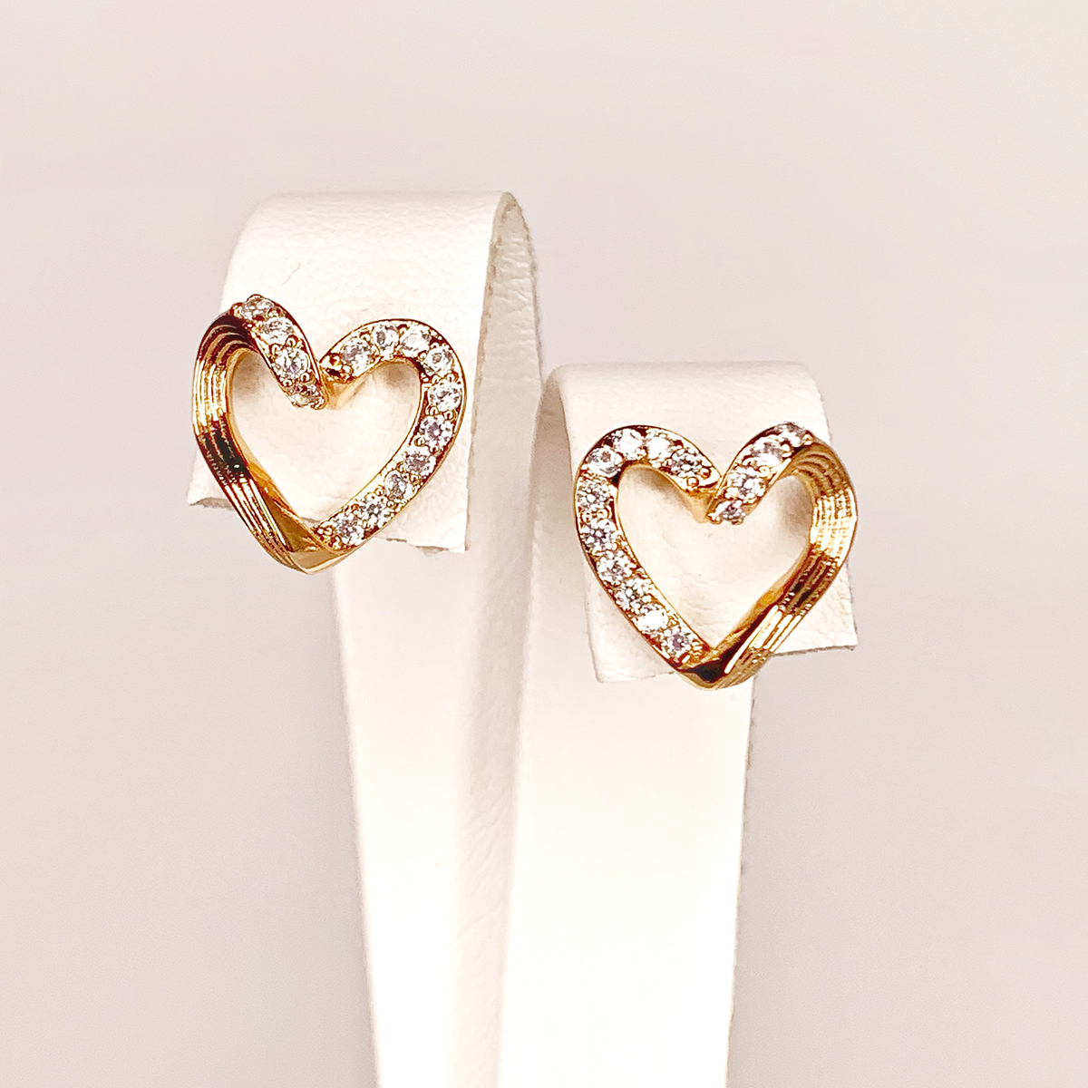 

Серьги-пуссеты Xuping из медицинского золота, белые фианиты, позолота 18K, 24932
