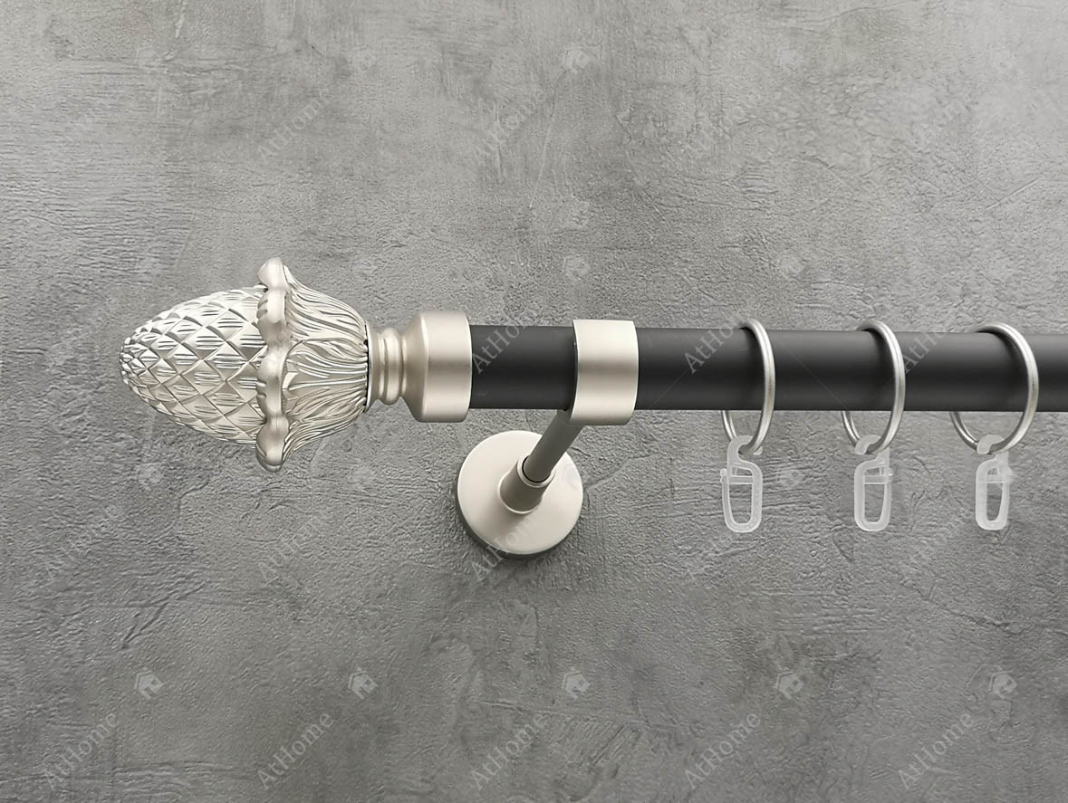 

Карниз Quadrum Шишка 300 см одинарный модерн Сатин/черный матовый 25 мм гладкая (кольца с крючками)