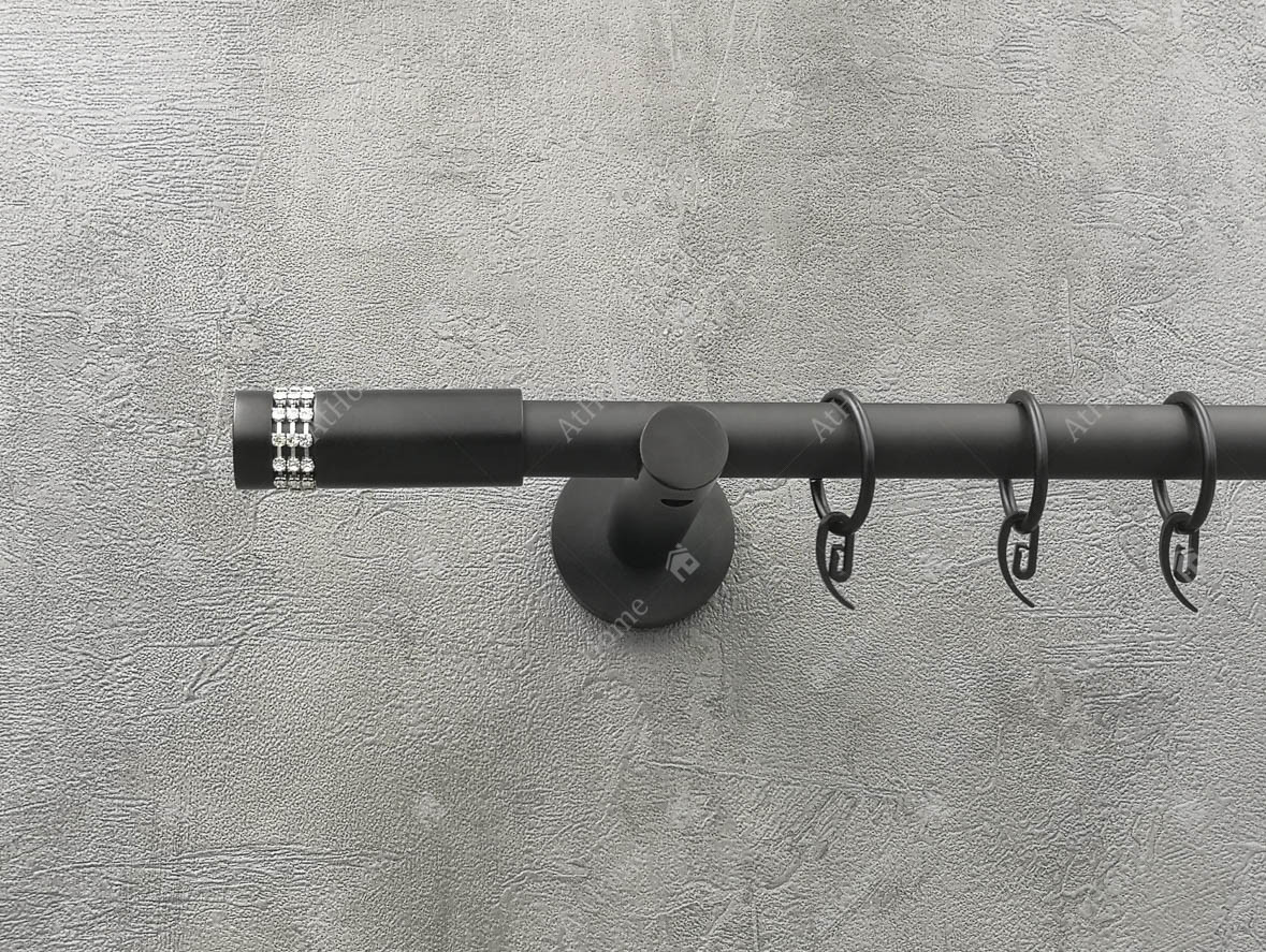 

Карниз Quadrum Хантос 240 см одинарный универсал черный матовый 19 мм гладкая (кольца с крючками)