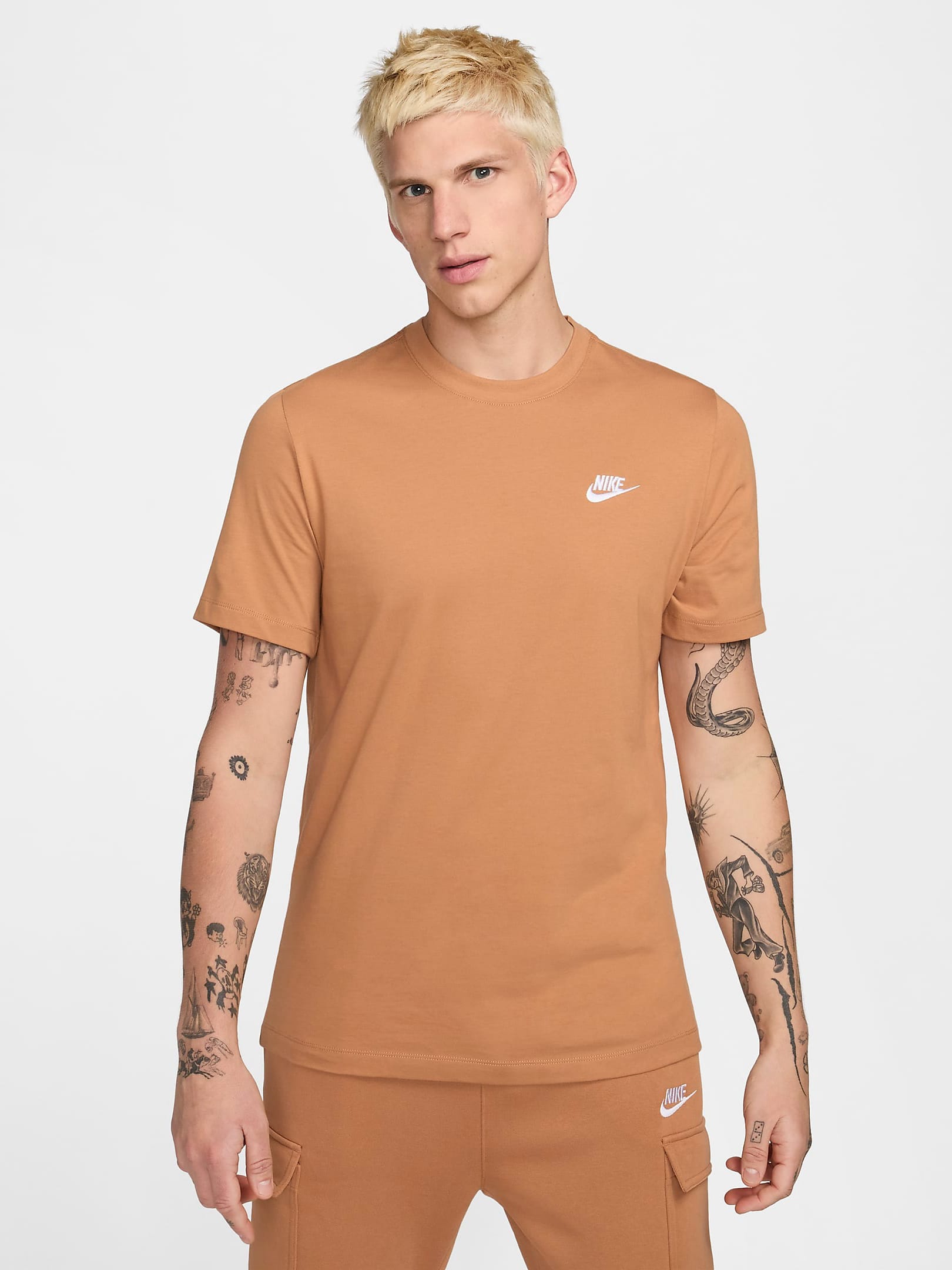 Акція на Футболка бавовняна чоловіча Nike M Nsw Club Tee AR4997-224 M Коричнева від Rozetka