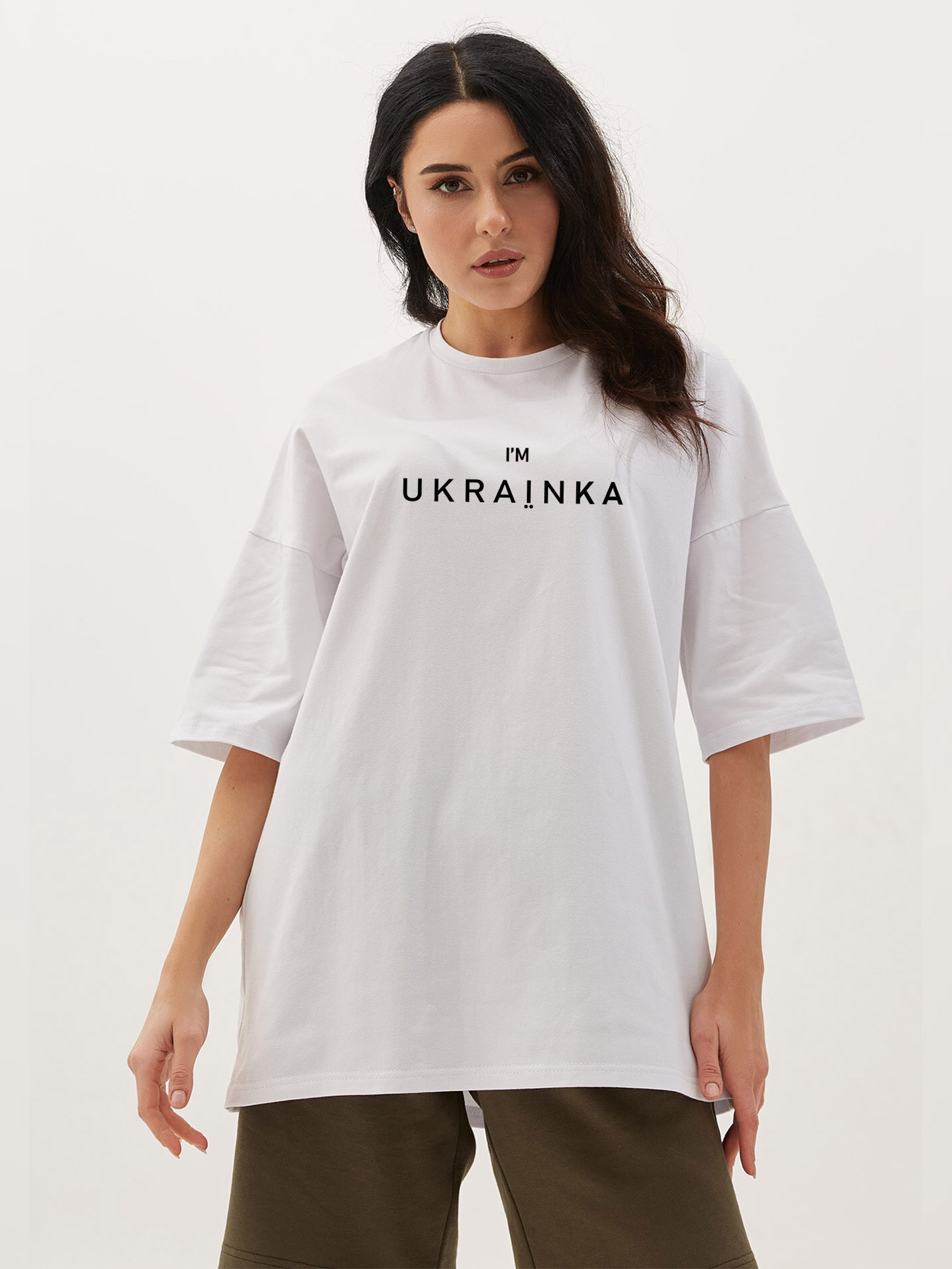 Акція на Футболка бавовняна довга оверсайз жіноча Garne Im_Ukrainka 9000828 4XL-5XL Біла з принтом від Rozetka