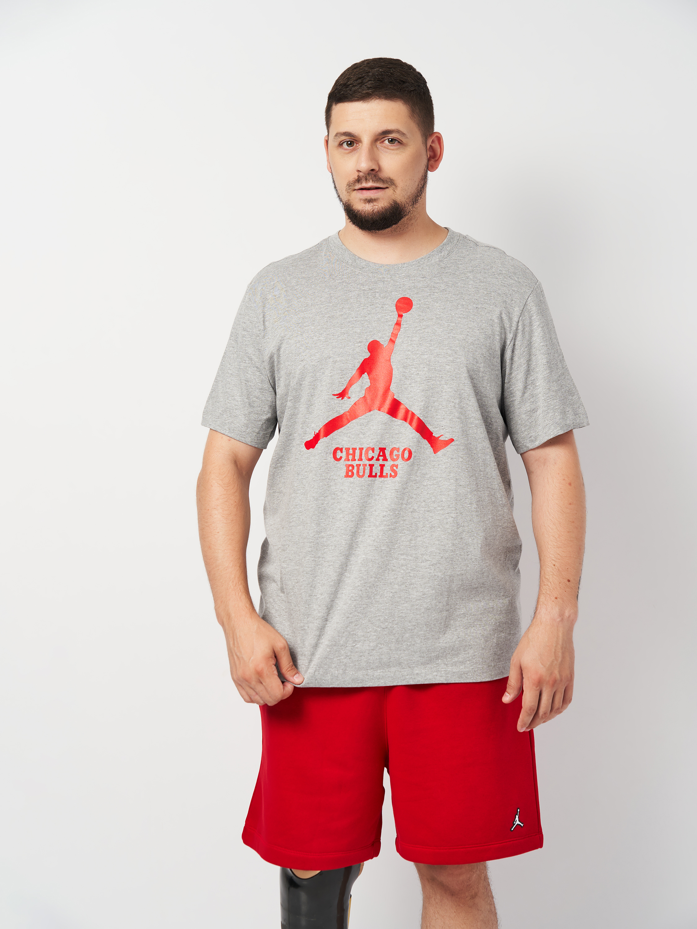 Акція на Футболка чоловіча Nike Chi M Nk Es Nba Jdn Ss Tee FD1460-063 S Сіра від Rozetka