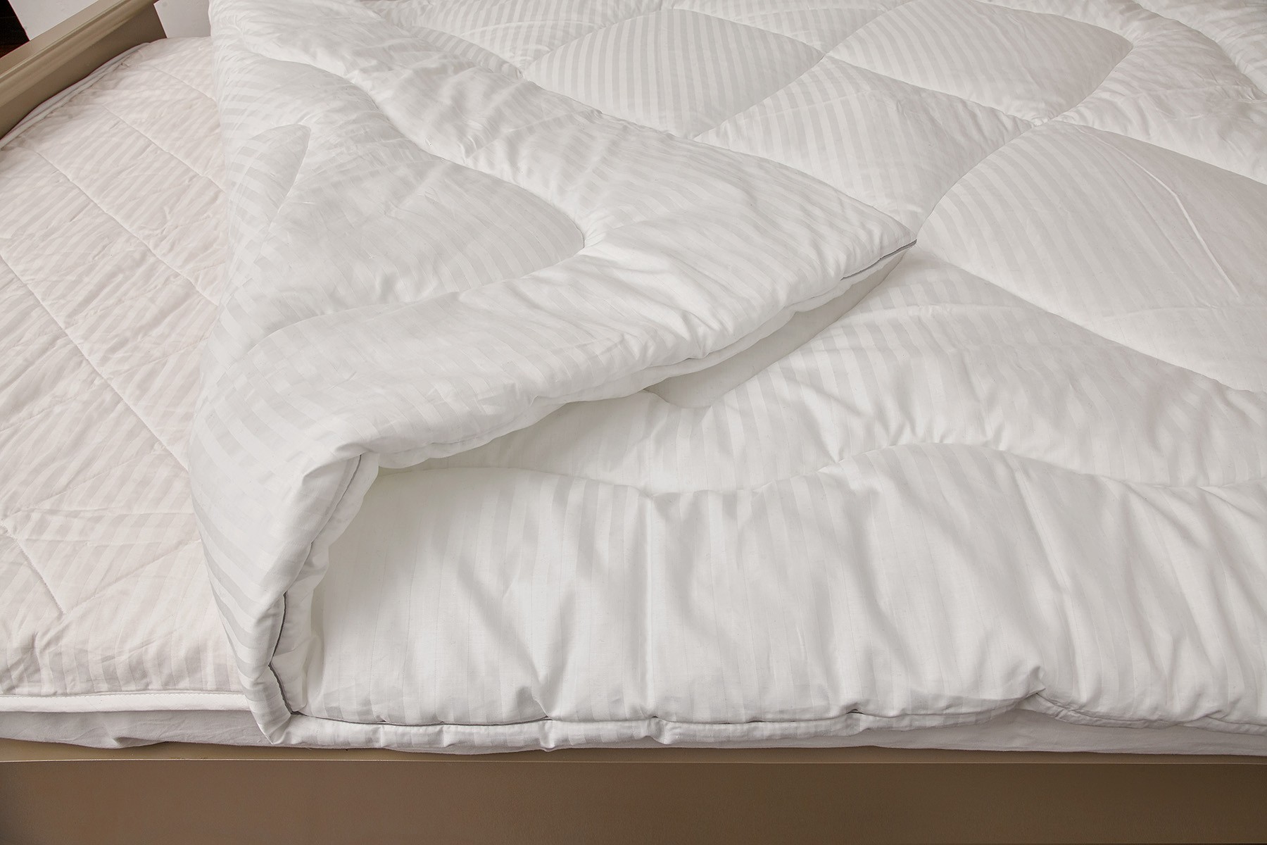 

Гипоаллергенное одеяло зимнее Perri Hypoallergenic 200х220 см