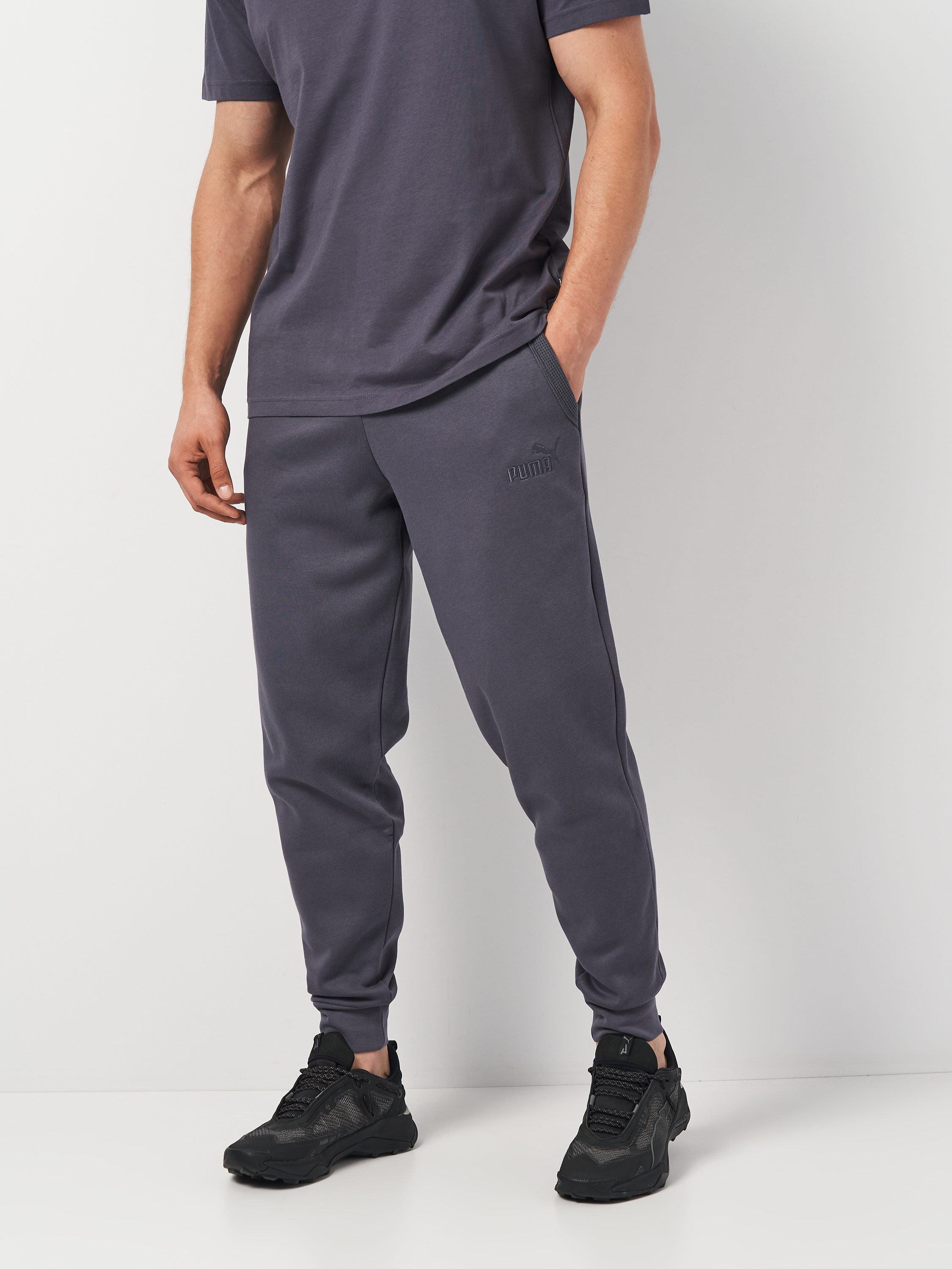 Акція на Спортивні штани чоловічі Puma Ess Elevated Sweatpants 68270469 M Сірі від Rozetka