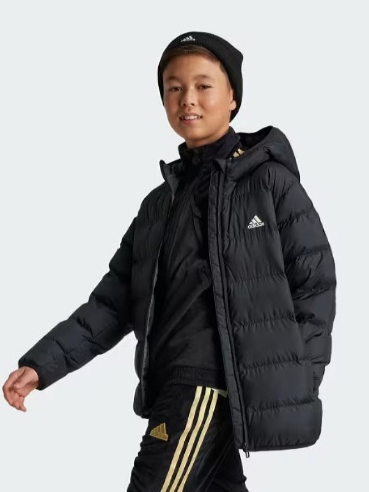 Акція на Підліткова зимова стьобана куртка для хлопчика Adidas J Sd Jkt IV9505 140 см Чорна від Rozetka