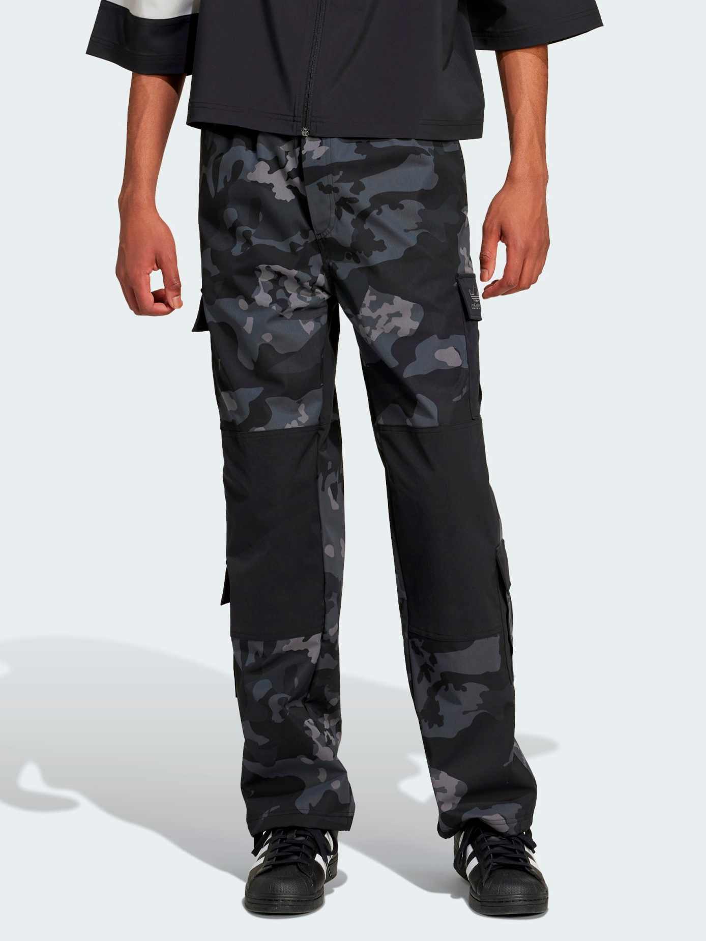 Акція на Спортивні штани чоловічі Adidas Originals Camo Cargo Pant IZ2523 L Чорні від Rozetka