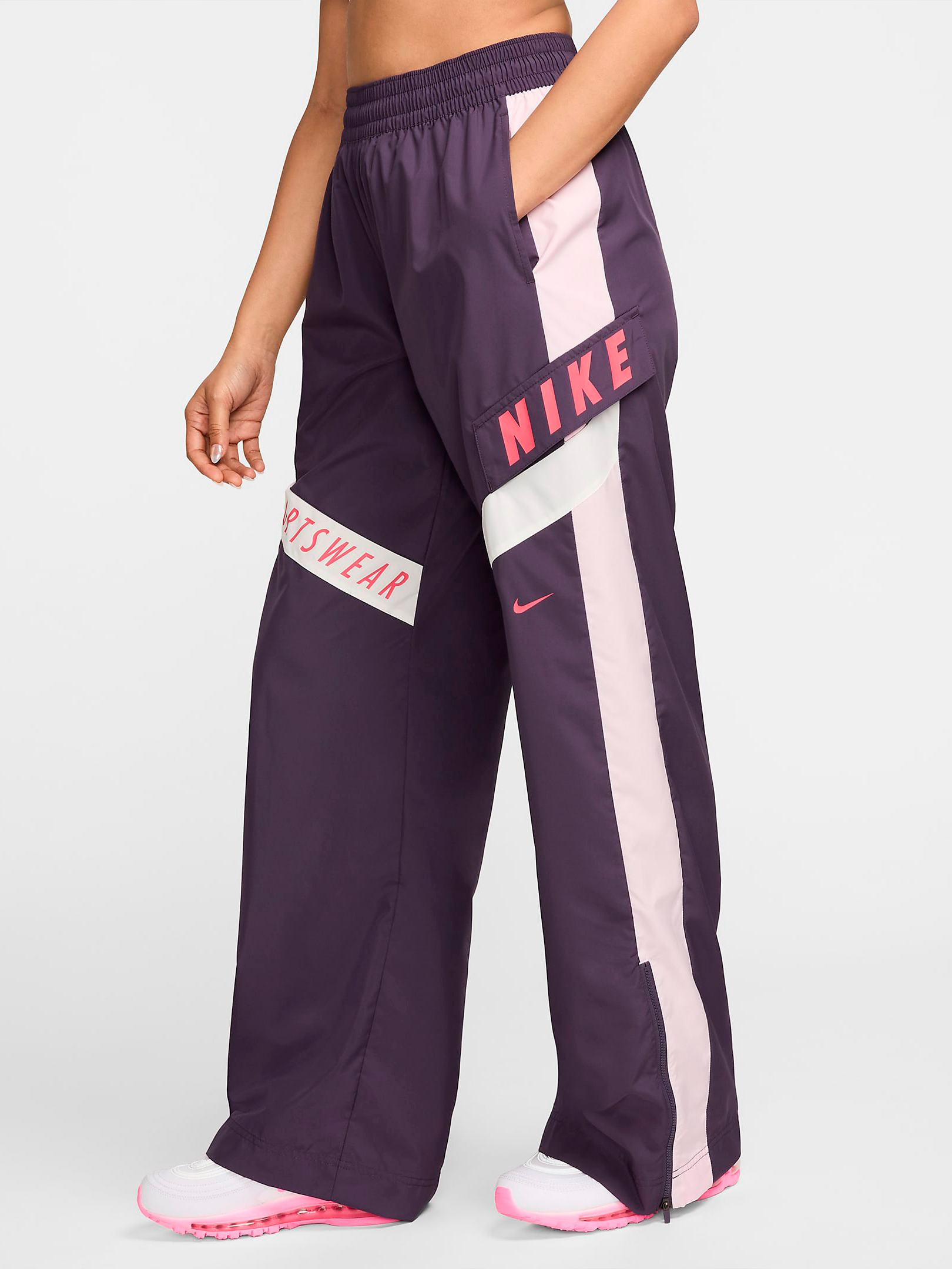 Акція на Спортивні штани жіночі Nike W Nsw Wvn Os Pant Hr Sw HF5957-573 M Фіолетові від Rozetka