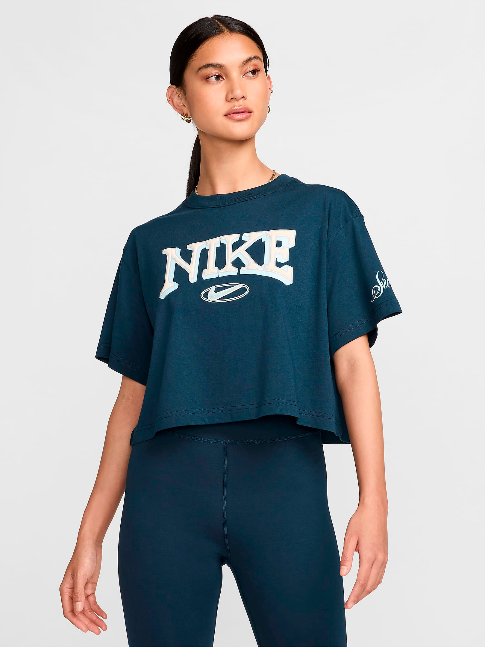 Акція на Футболка бавовняна коротка жіноча Nike W Nsw Ss Tee Oc Varzity FZ2855-478 XS Зелена від Rozetka