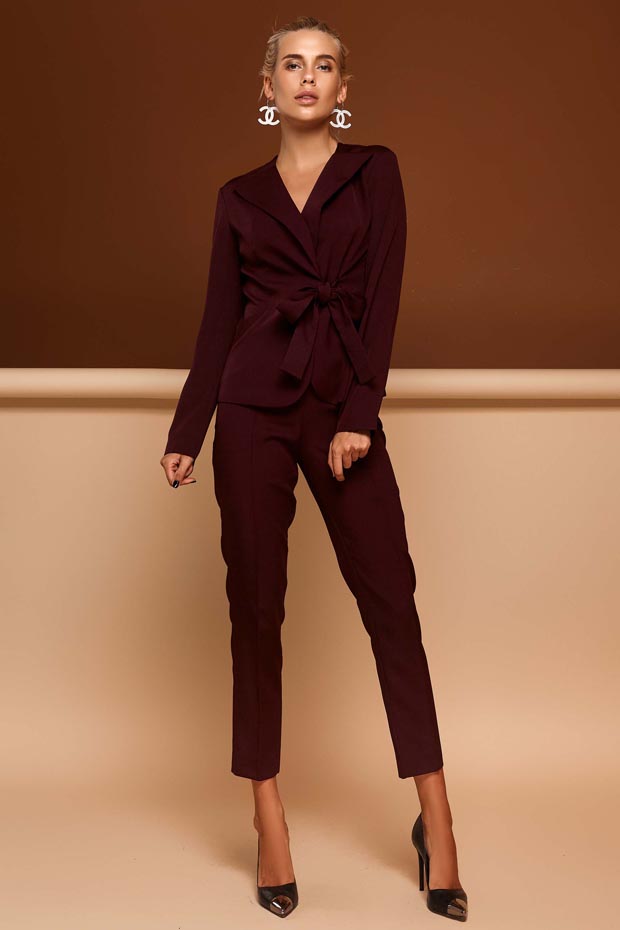 

Женский JADONE FASHION костюм из костюмной ткани с брюками и жакетом на запах Эллери цвет бордовый  (Костюм Эллери с брюками марсала, Женский JADONE FASHION костюм из костюмной ткани с брюками и жакетом на запах Эллери цвет бордовый M (Костюм Эллери с брю