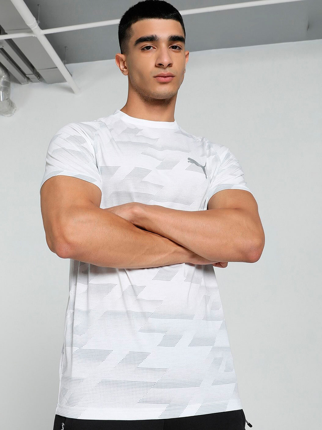 Акція на Футболка довга чоловіча Puma Evostripe Aop Tee 67899302 M Біла від Rozetka