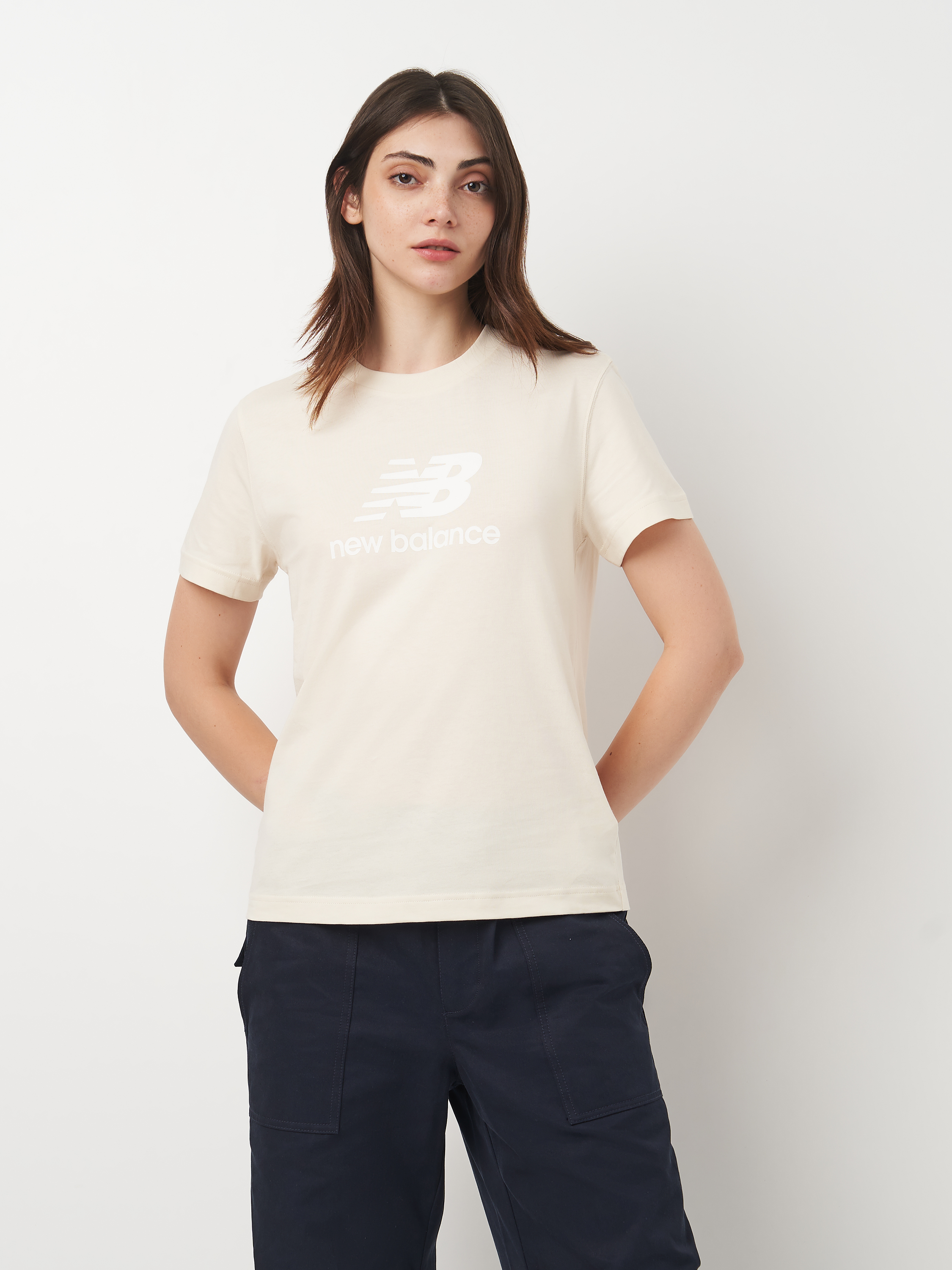 Акція на Футболка бавовняна жіноча New Balance Essentials Jersey Logo WT41502LIN M Бежева від Rozetka