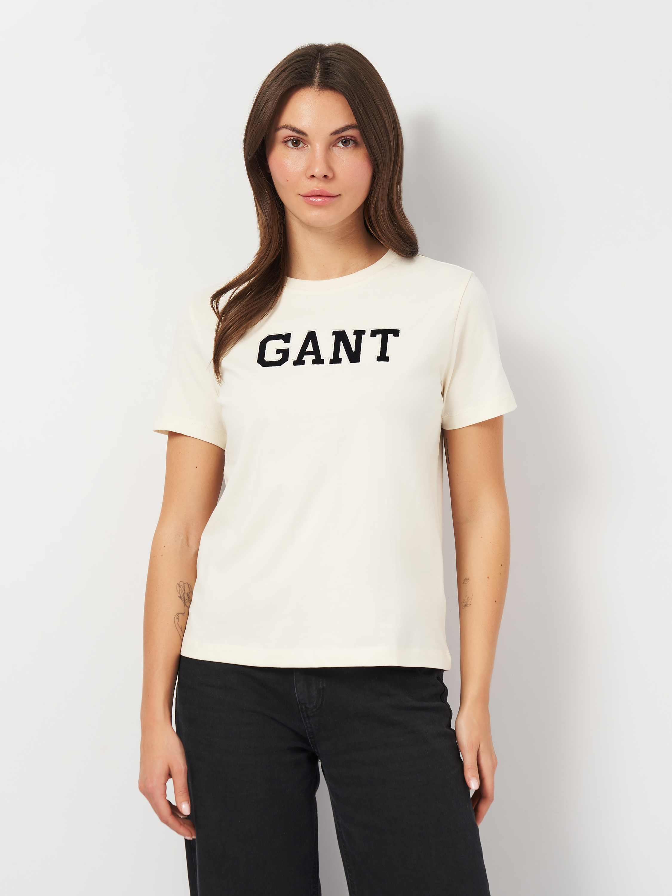 Акція на Футболка бавовняна жіноча GANT Reg Velour Applique T-Shirt 4201256-130 L Біла від Rozetka