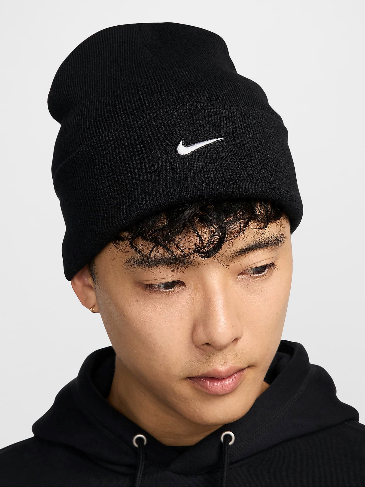 Акція на Шапка чоловіча Nike U Nk Peak Beanie Tc Swsh F24 L HF0187-010 One Size Чорна від Rozetka