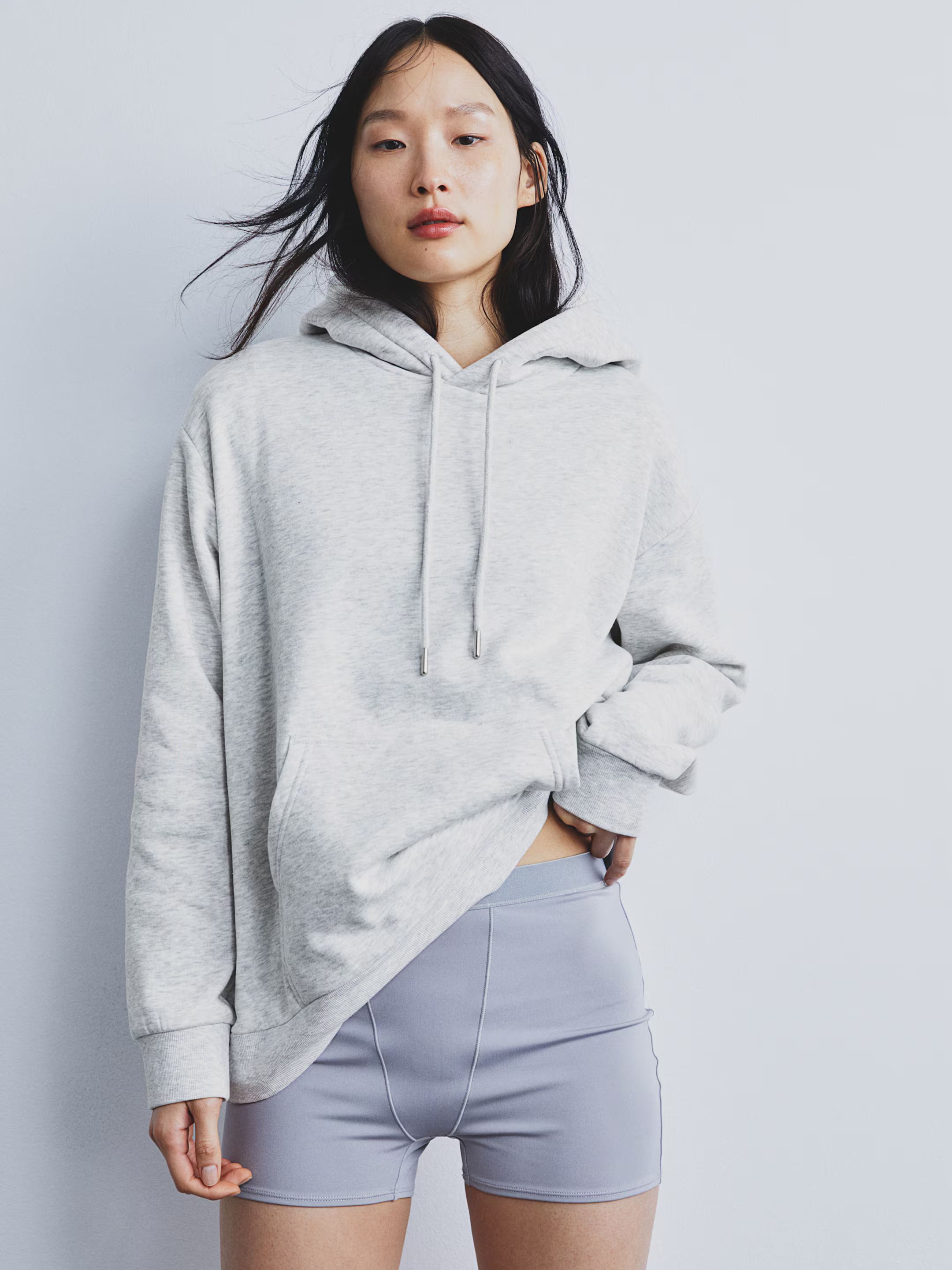 Акція на Худі оверсайз жіноче H&M 060456163_lightgrey M Світло-сіре від Rozetka