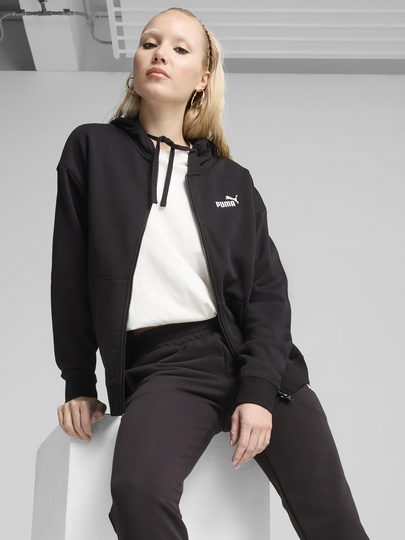 Толстовка на блискавці з капюшоном жіноча Puma Ess Small No. 1 Logo Comfort Full-Zip Hoodie Tr 68241001 XL Black від Rozetka на платформі USKIDKA Акція на Толстовка на блискавці з капюшоном жіноча Puma Ess Small No. 1 Logo Comfort Full-Zip Hoodie Tr 68241001 XL Black від Rozetka