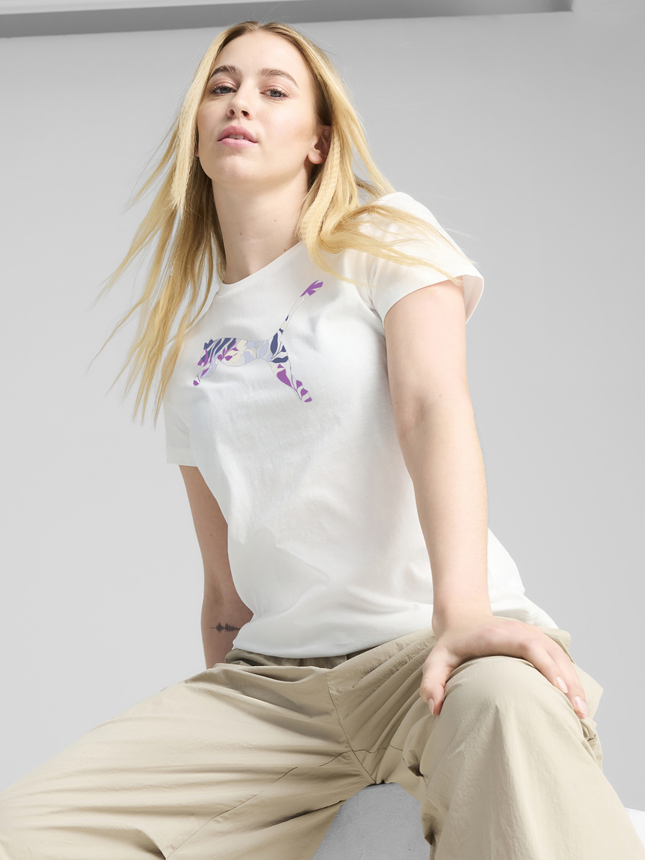 Акція на Футболка бавовняна жіноча Puma Graphics Floral Cat Logo Tee 68508102 S White від Rozetka