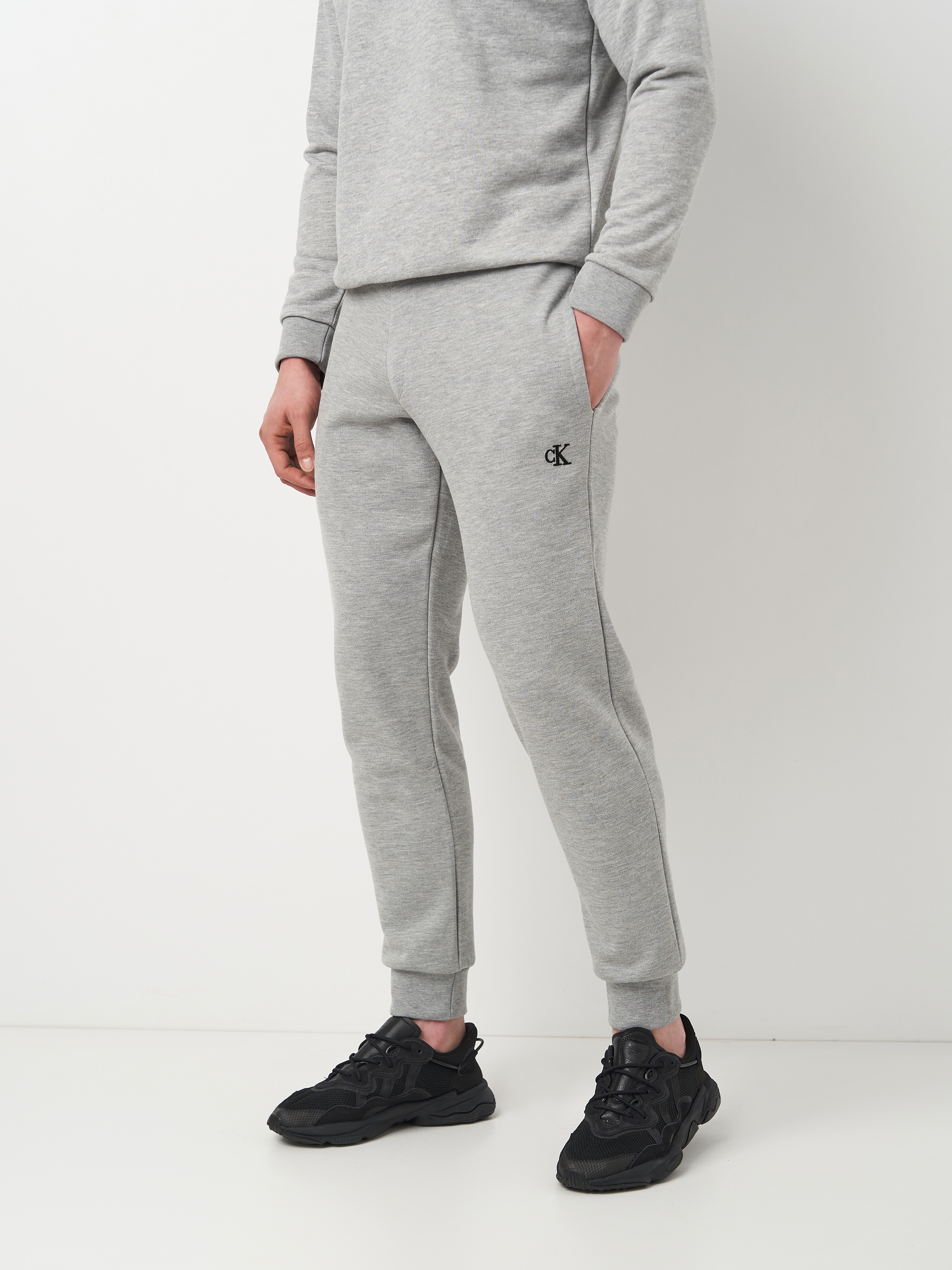 Спортивні штани чоловічі Calvin Klein Jeans 11432.4 L Сірі від Rozetka на платформі USKIDKA Акція на Спортивні штани чоловічі Calvin Klein Jeans 11432.4 L Сірі від Rozetka