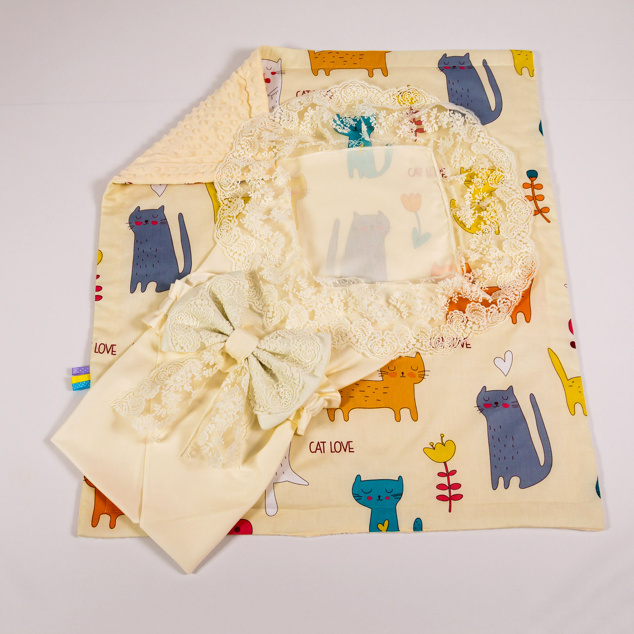 

Конверт на выписку летний нежно молочный с кружевом + плед котики с молочным плюшем BabySoon 78х85см