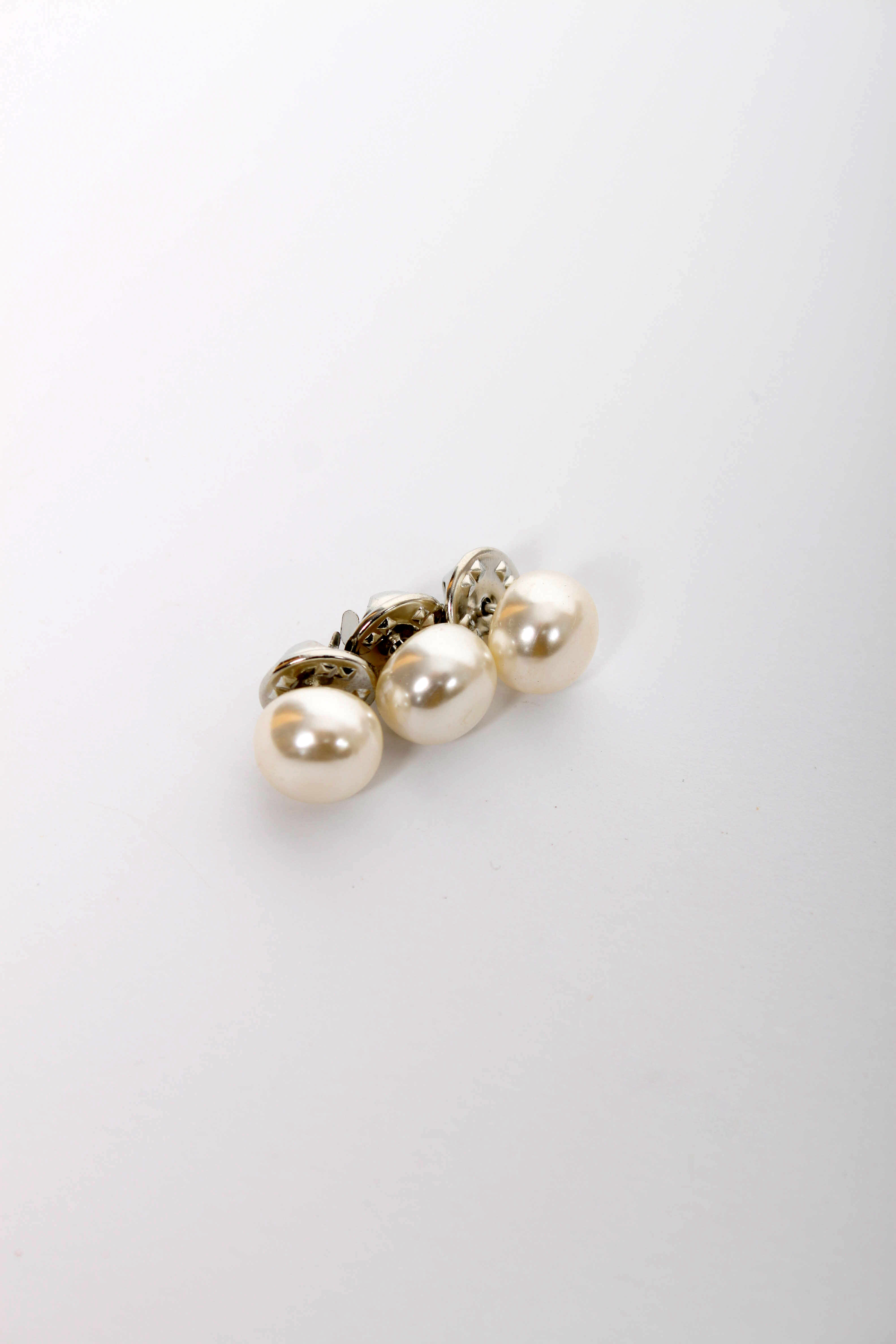 

Брошка FAMO Набор брошек Сальма молочный Длина 1.5(см)/ Ширина 1.5(см) (Х23-22-2)