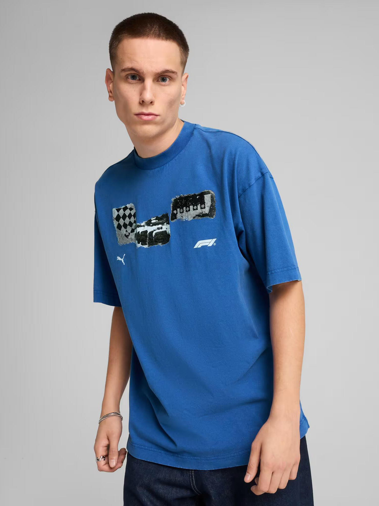 Акція на Футболка бавовняна довга чоловіча Puma F1 Graphic Tee 63013605 M Vivid Blue з принтом від Rozetka