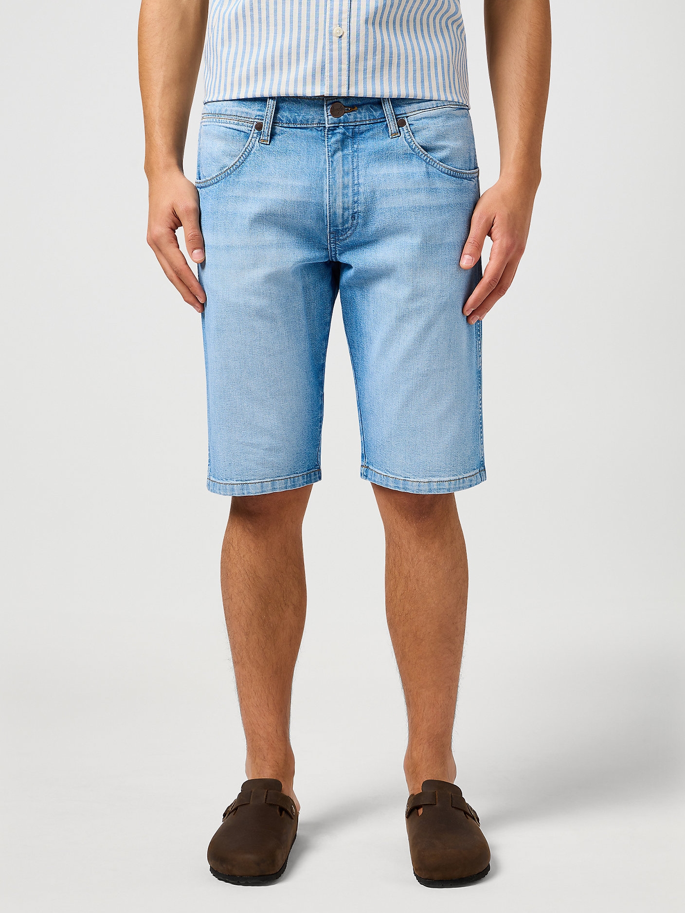 Акція на Шорти джинсові довгі чоловічі Wrangler 112362489 32 Блакитні від Rozetka