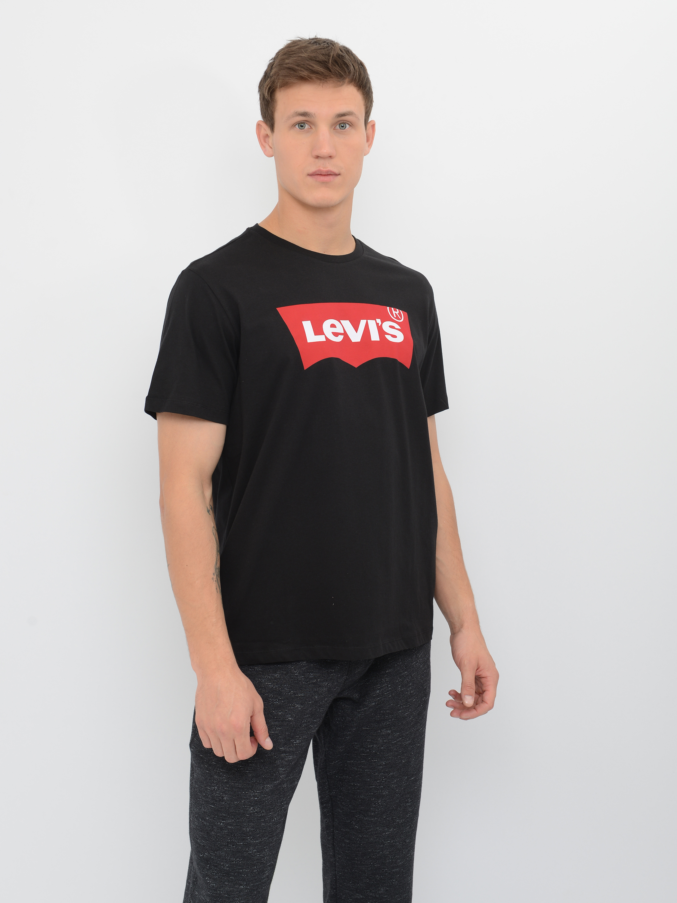 Акція на Футболка бавовняна довга чоловіча Levi\'s Graphic Set-In Neck 17783-0137 L Black від Rozetka