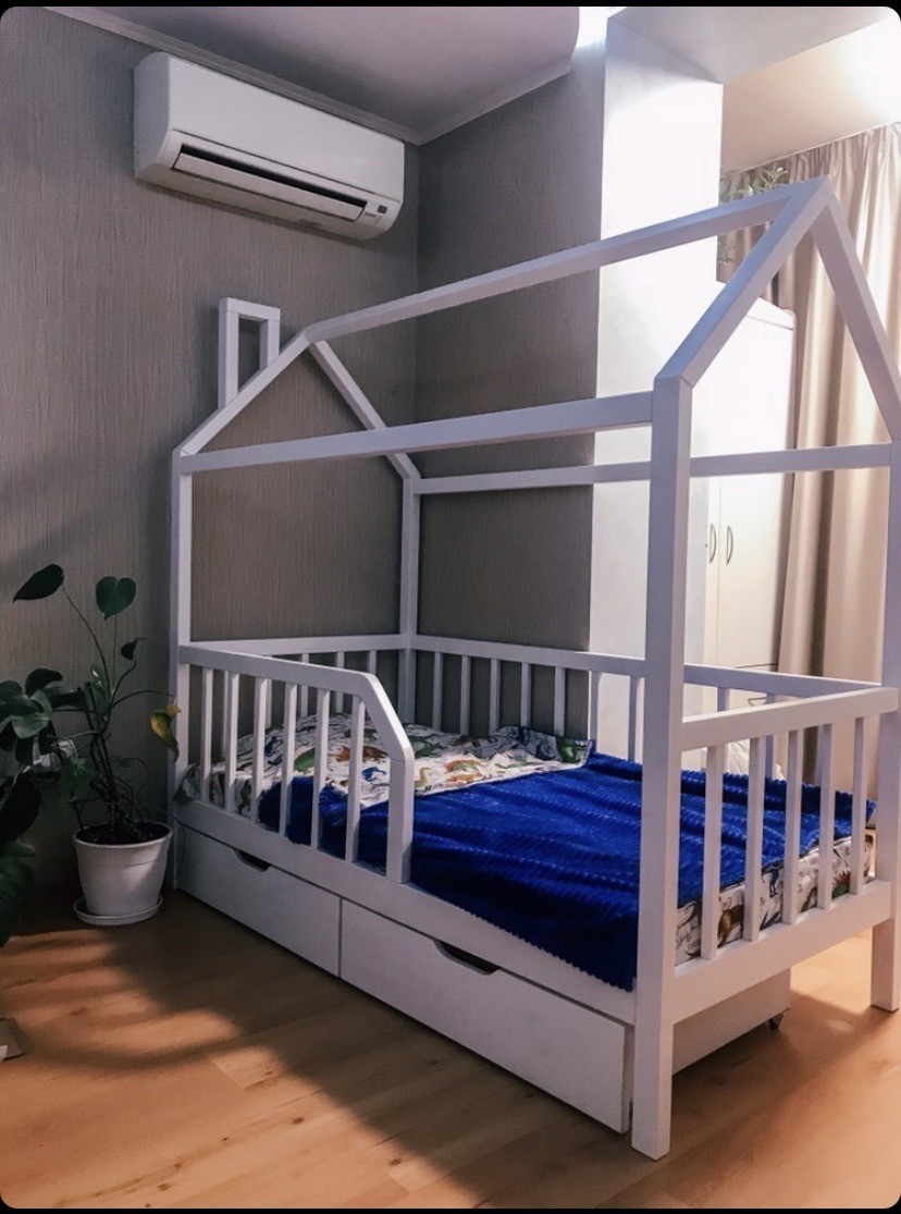 

Детская кроватка-домик WoodHouse 1600x800 с ящиками и дополнительным бортиком белая натуральное дерево