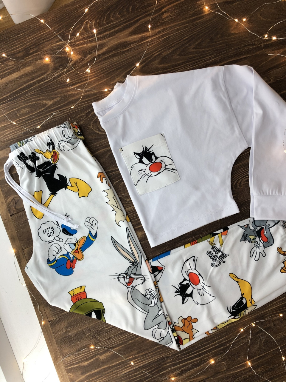 

Белая молодежная пижама для дома и сна с укороченной кофтой и штанами Disney М