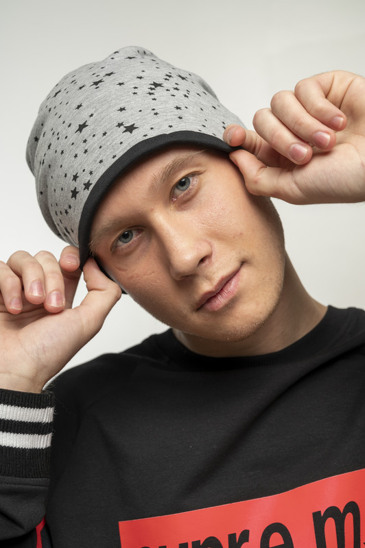 

Шапка VASILYEV for Man Size M Серая двойная с отворотом и принтом