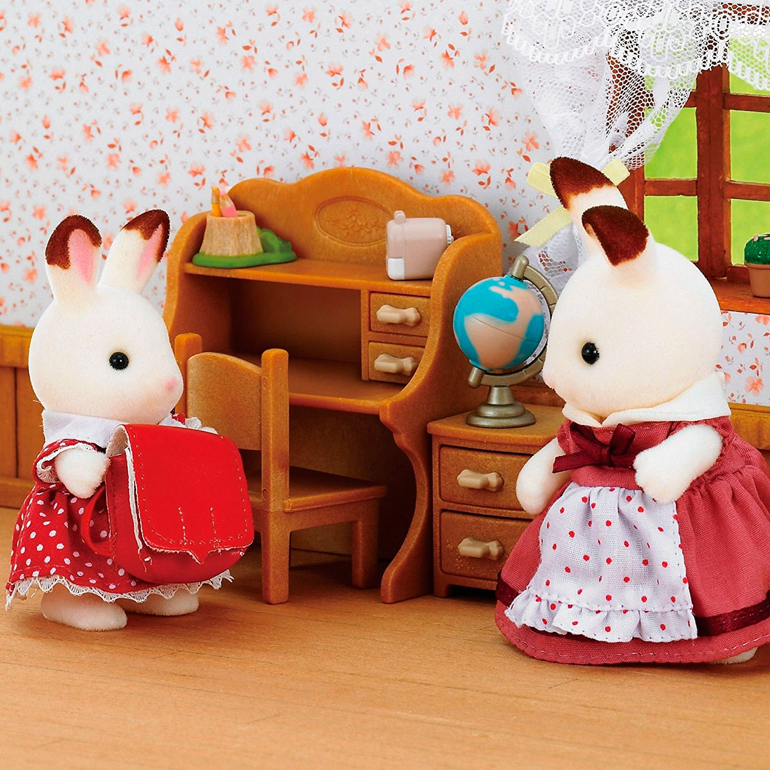 

Игровой набор Sylvanian Families Шоколадный Кролик-сестра возле парты (5016)