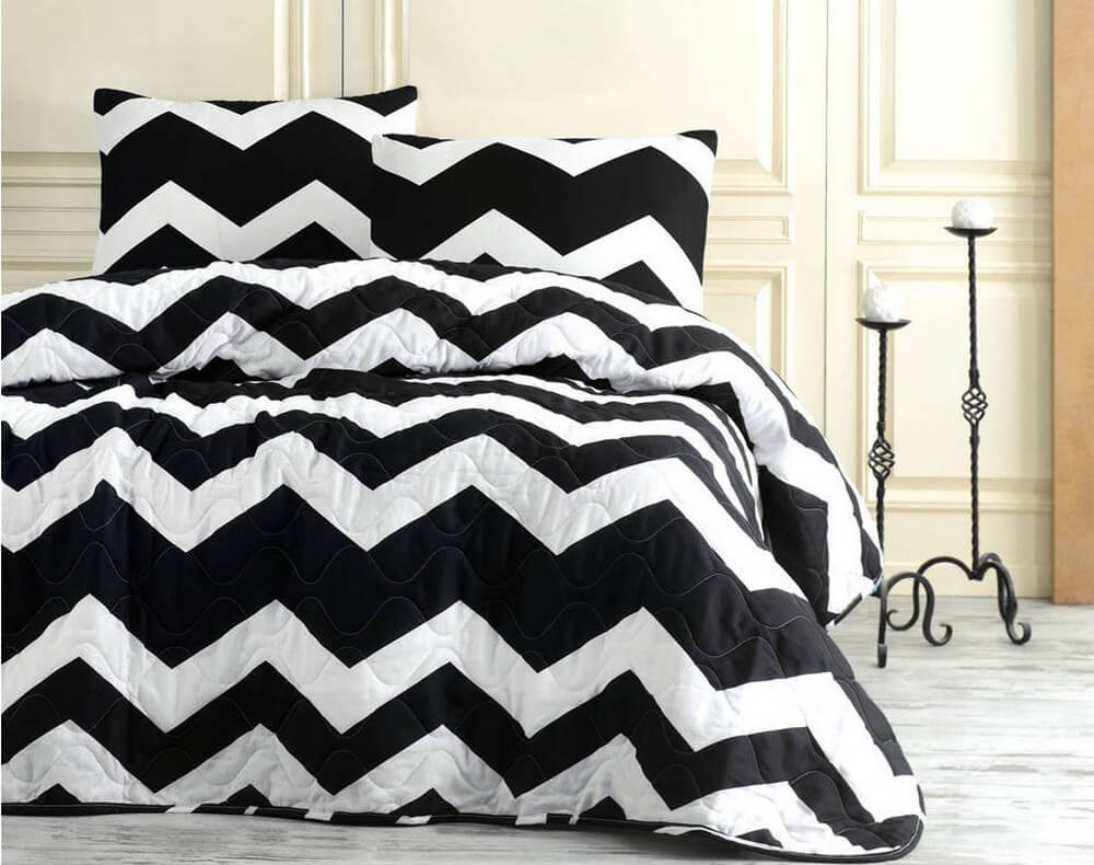 

Покрывало стеганое Eponj Home B&W Big Zigzag 200х220 с наволочками 50х70