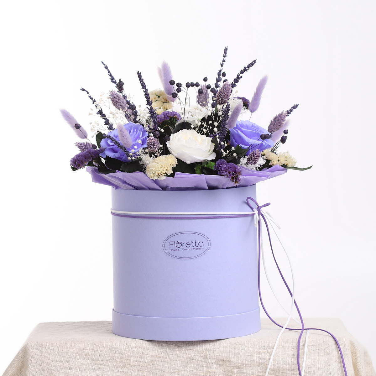 

Букет «В лавандовых объятиях» в шляпной коробке из стабилизированных цветов L