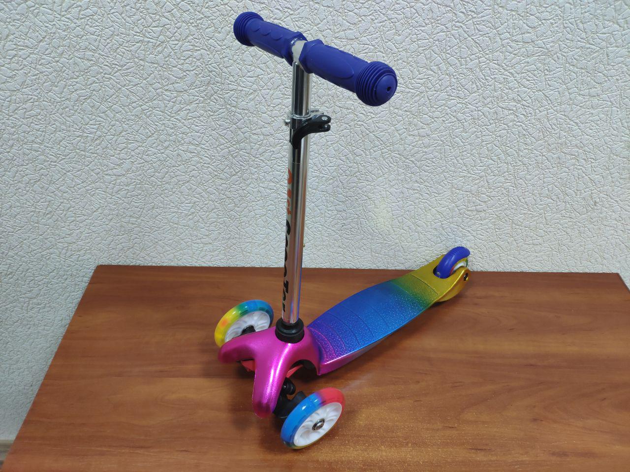 

Детский самокат Scooter Premium,Р 72D, MAXI, радуга с синей ручкой