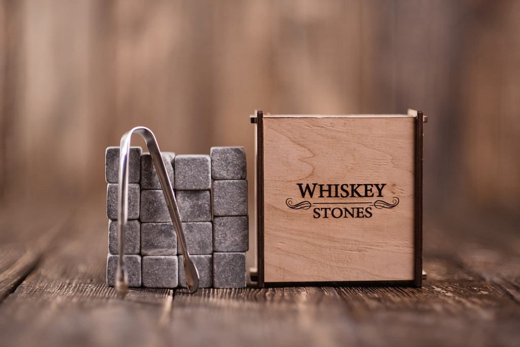 

Камни для виски Whiskey stones Original в подарочной деревяной шкатулке 16шт из стеатита + щипцы с инструкцией