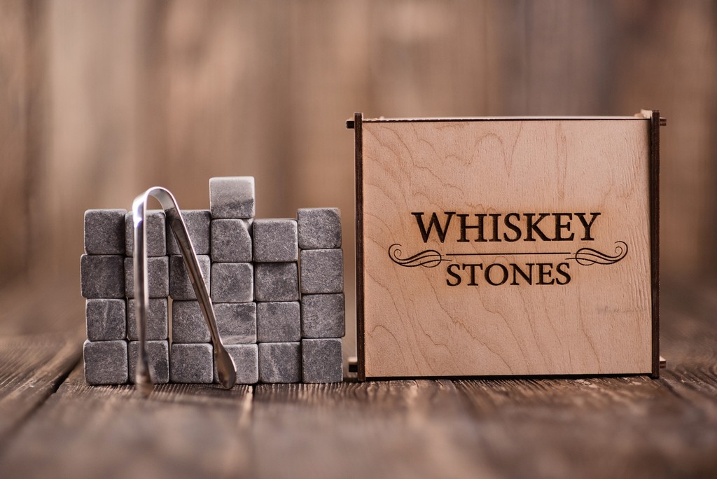 

Камни для виски Whiskey stones Original в подарочной деревяной шкатулке 25шт из стеатита + щипцы с инструкцией