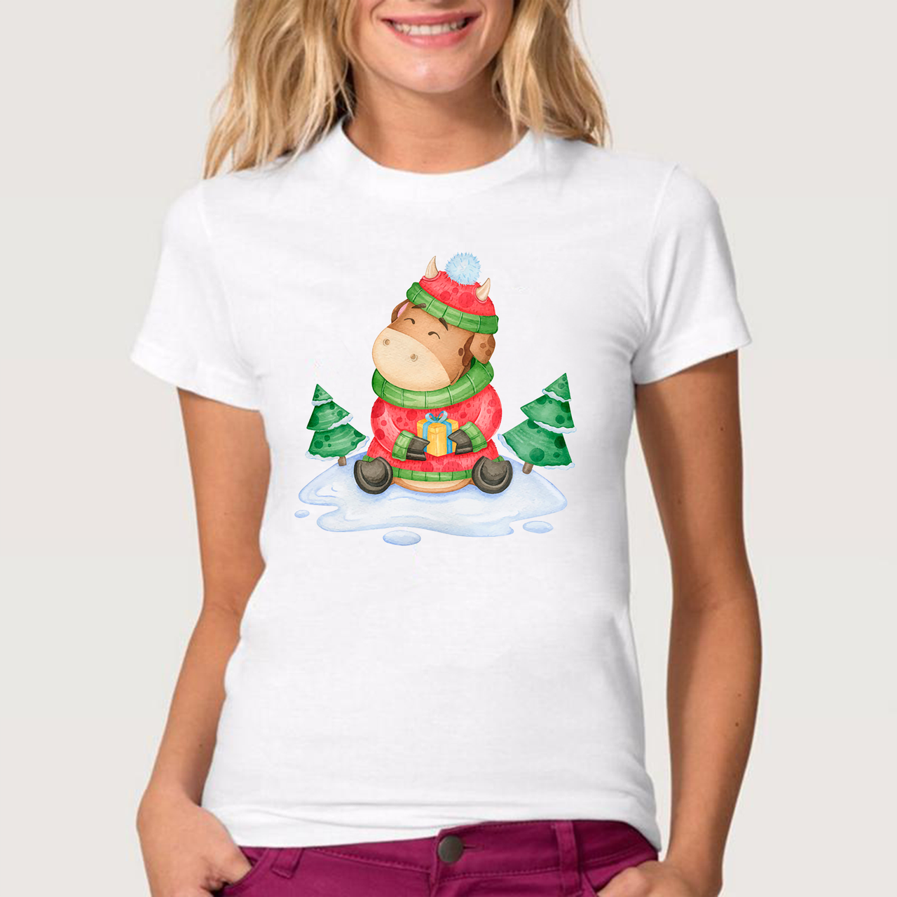 

Футболка женская JHK T-Shirt с принтом "Бычек с елками" L белая