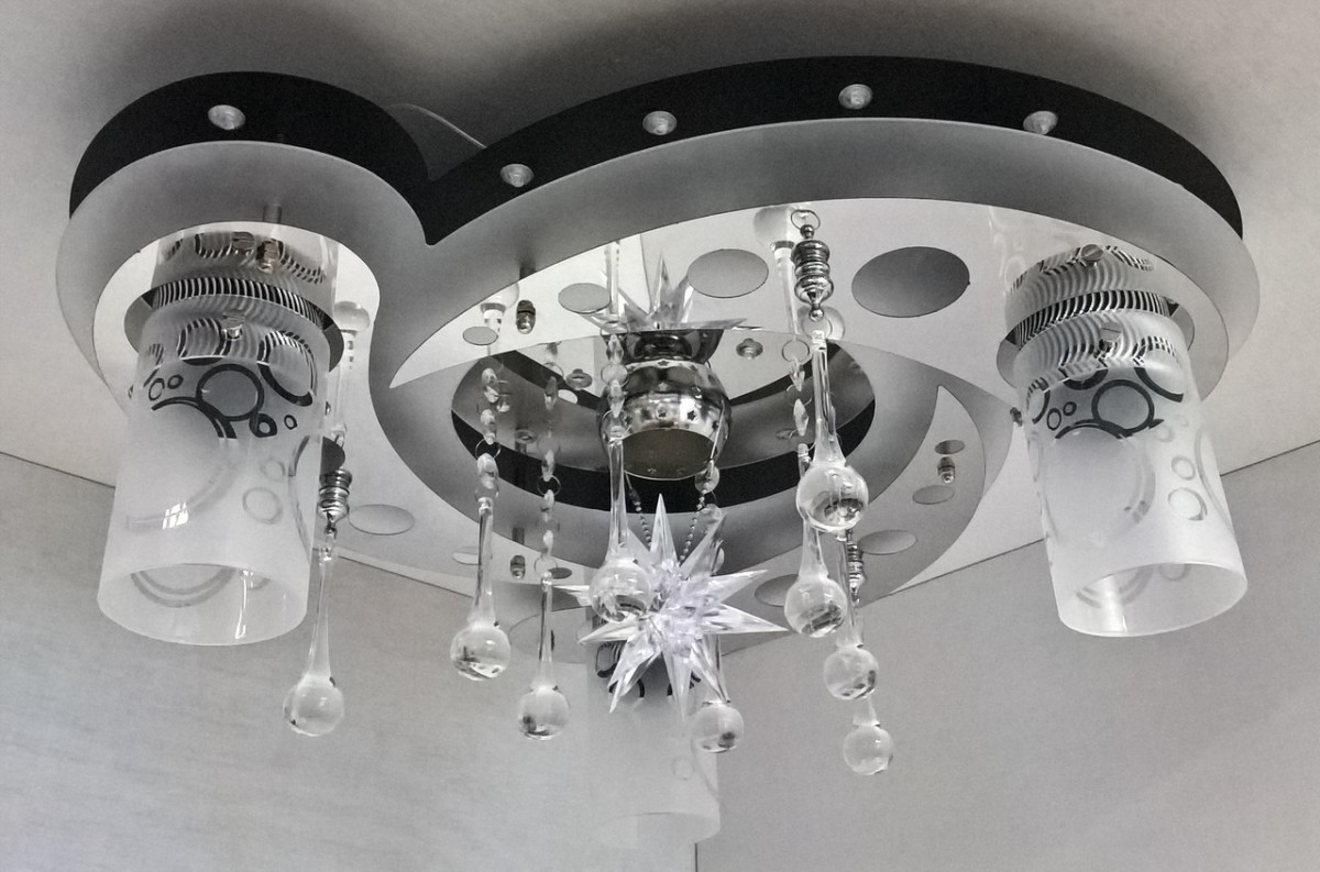 

Люстра потолочная Космос с цветной Led подсветкой и автоматическим отключением с пультом (20х45х45 см.) Черный, хром YR-5533/31