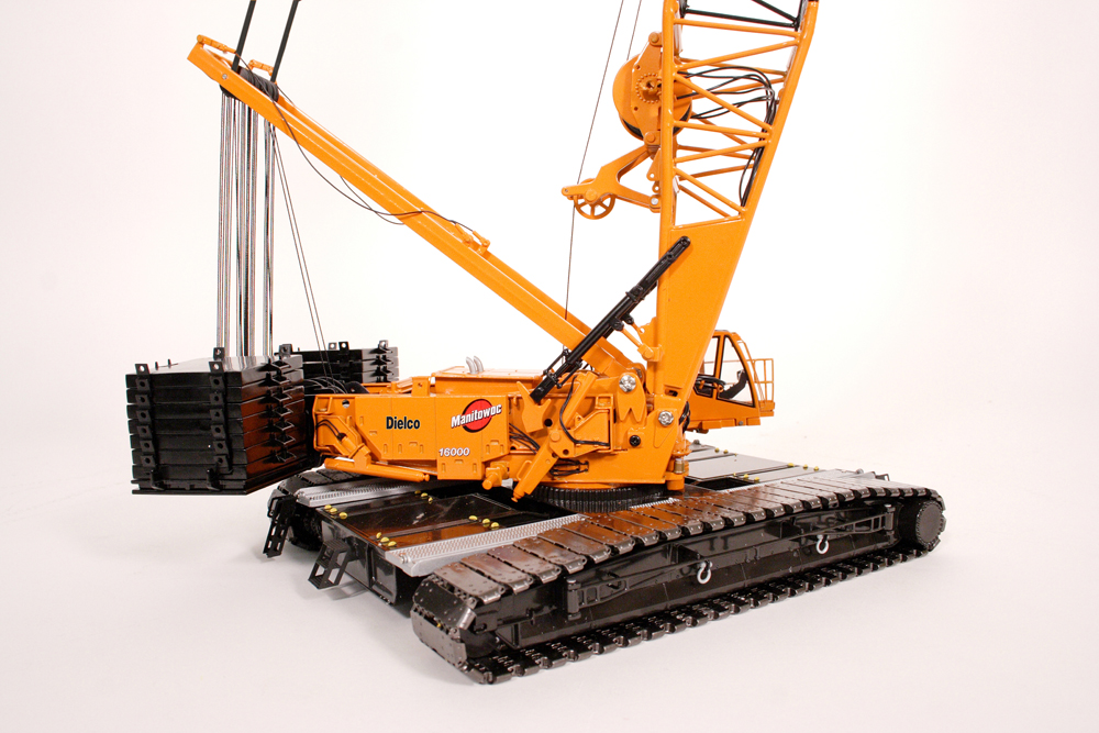 

Кран гусиничный MANITOWOC 16000 Dielco масштабная модель 1 50